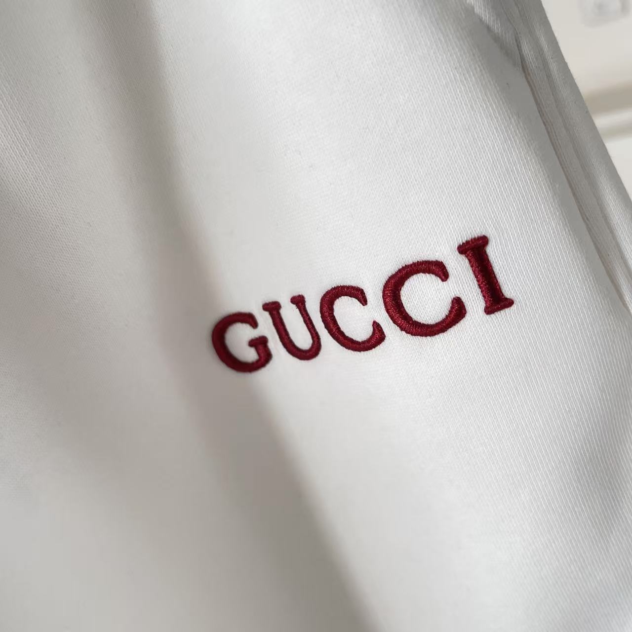 P135
GUCC*古驰 2025夏季新款短裤 个性字母logo绣花 定制面料350g 男女同款
颜色：黑色 白色 红色
尺码:  M L XL XXL XXXL 五个码