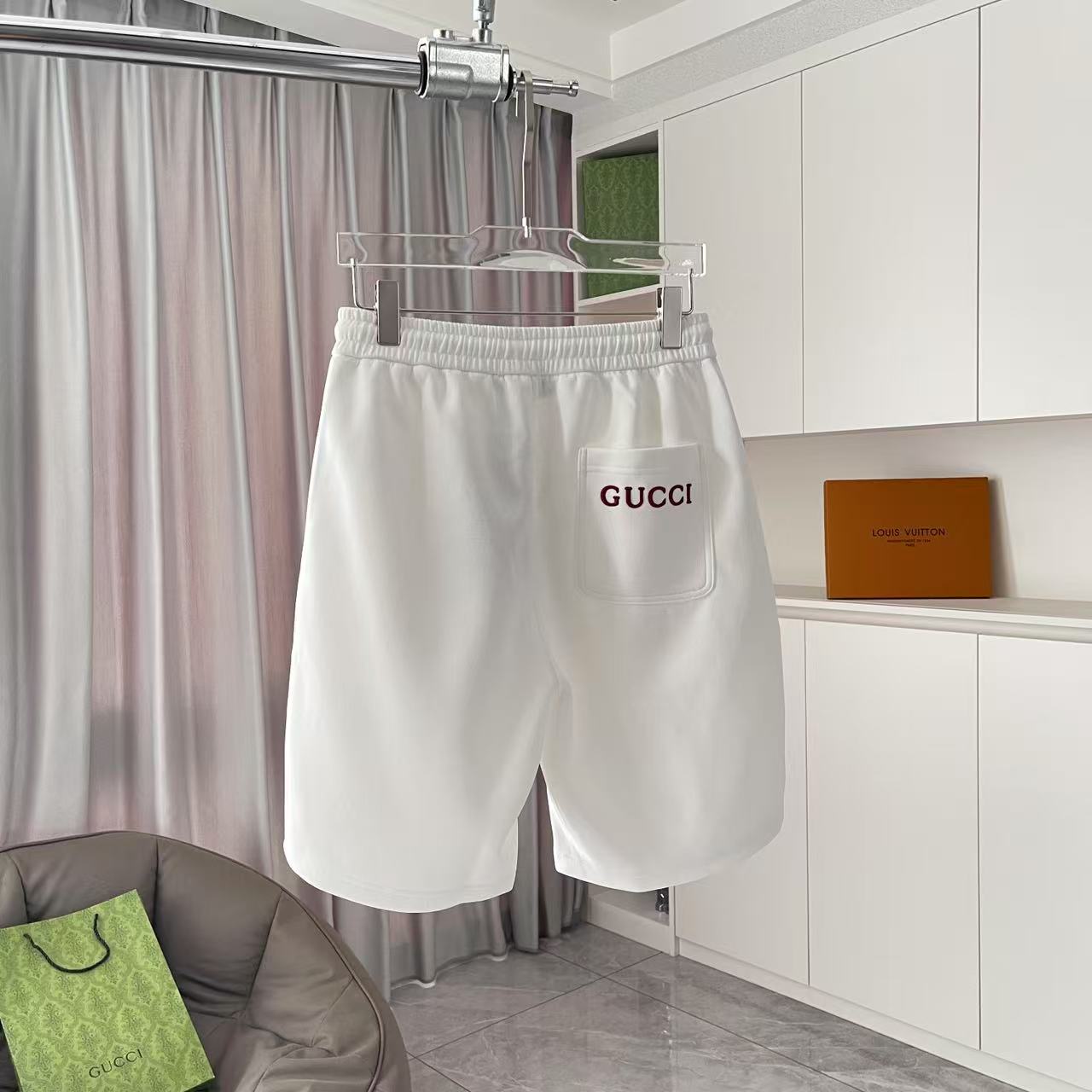 P135
GUCC*古驰 2025夏季新款短裤 个性字母logo绣花 定制面料350g 男女同款
颜色：黑色 白色 红色
尺码:  M L XL XXL XXXL 五个码