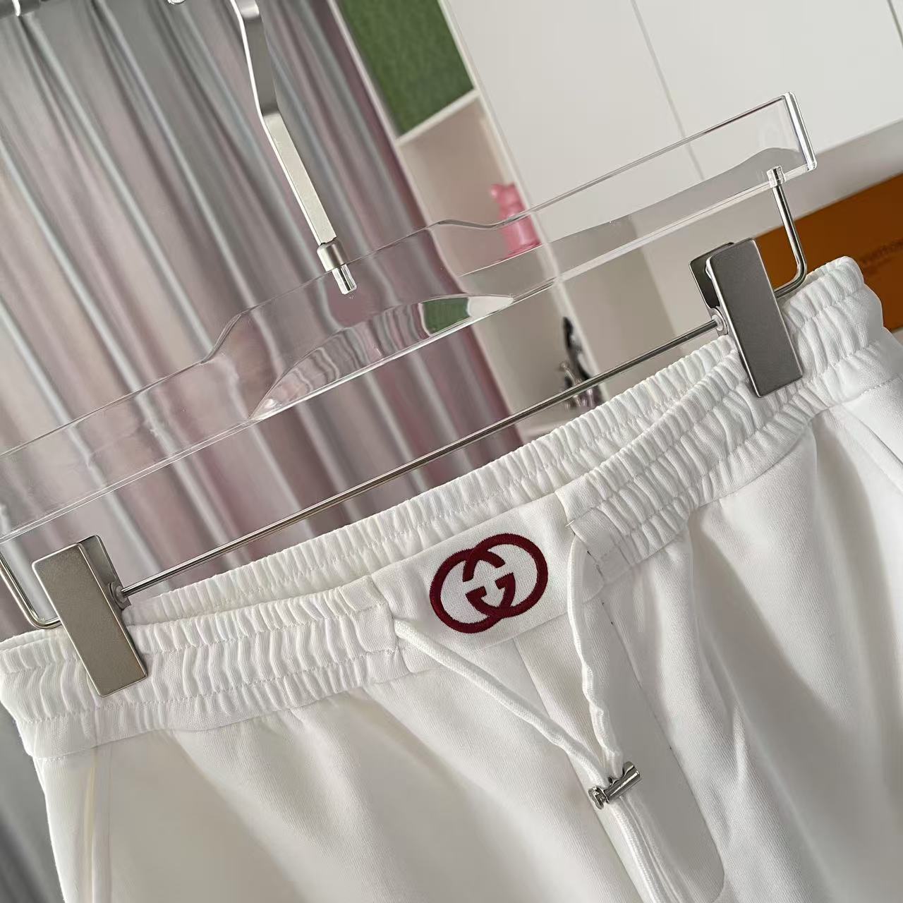 P135
GUCC*古驰 2025夏季新款短裤 个性字母logo绣花 定制面料350g 男女同款
颜色：黑色 白色 红色
尺码:  M L XL XXL XXXL 五个码