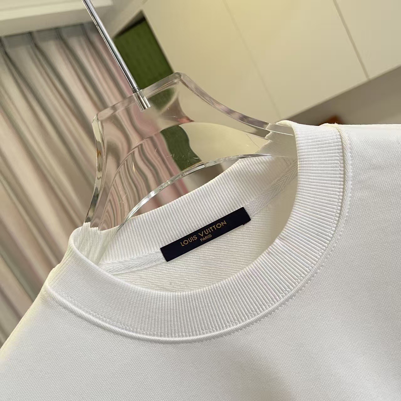 💰105
1V*2025秋冬新款  个性字母logo印花  定制面料400g  圆领卫衣 男女同款
尺码：S M L XL XXL  五个码
颜色：黑色 白色