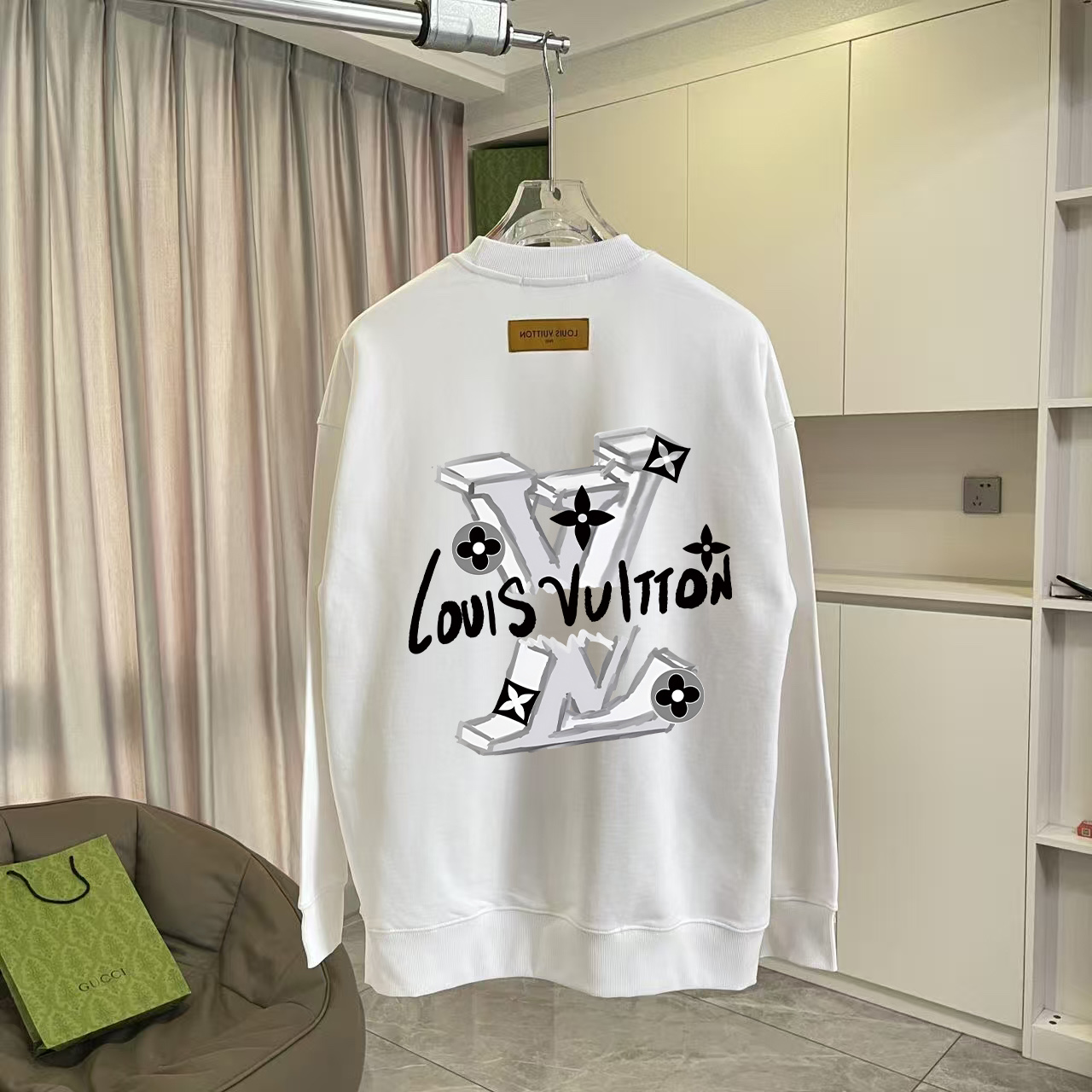 💰105
1V*2025秋冬新款  个性字母logo印花  定制面料400g  圆领卫衣 男女同款
尺码：S M L XL XXL  五个码
颜色：黑色 白色