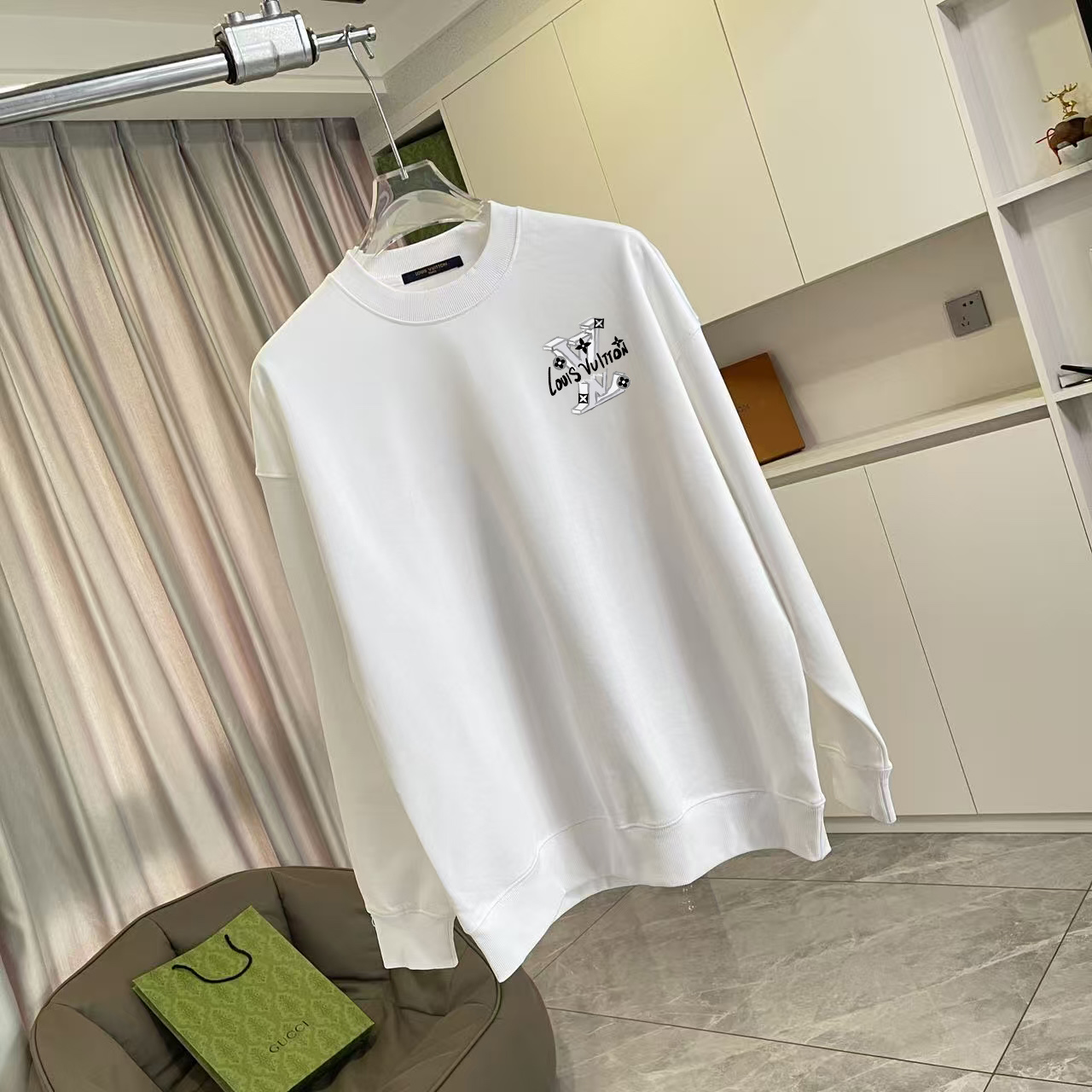 💰105
1V*2025秋冬新款  个性字母logo印花  定制面料400g  圆领卫衣 男女同款
尺码：S M L XL XXL  五个码
颜色：黑色 白色