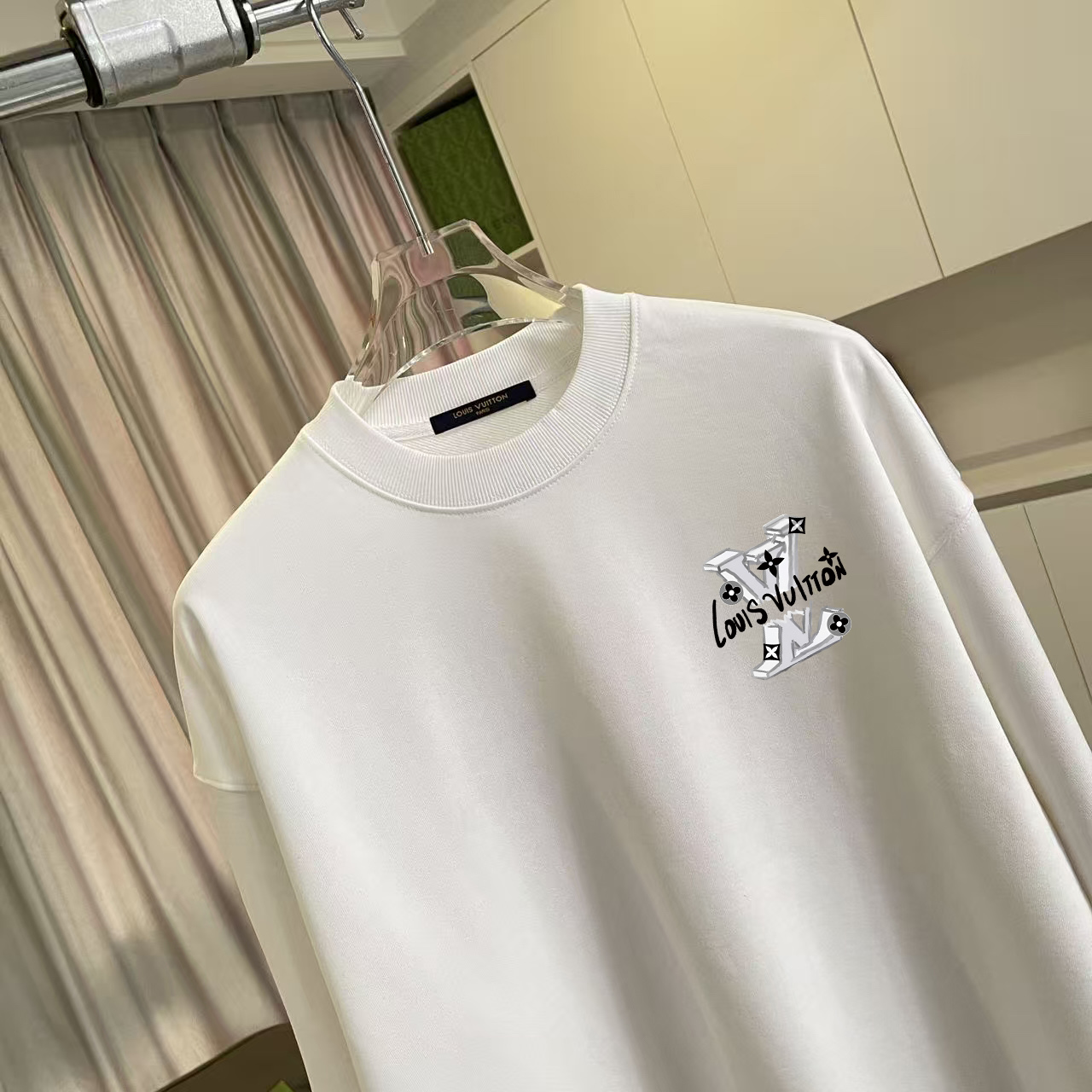 💰105
1V*2025秋冬新款  个性字母logo印花  定制面料400g  圆领卫衣 男女同款
尺码：S M L XL XXL  五个码
颜色：黑色 白色