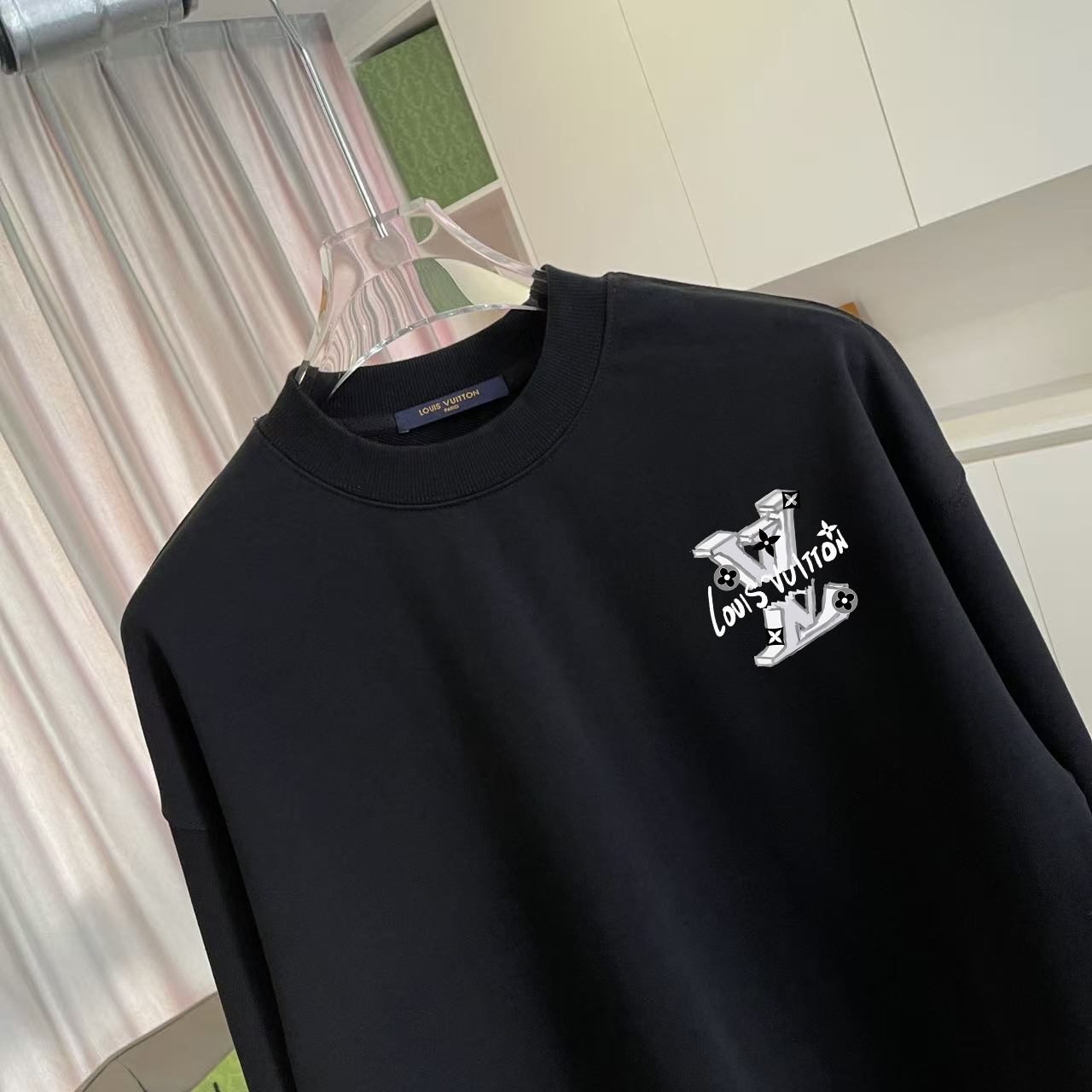 💰105
1V*2025秋冬新款  个性字母logo印花  定制面料400g  圆领卫衣 男女同款
尺码：S M L XL XXL  五个码
颜色：黑色 白色