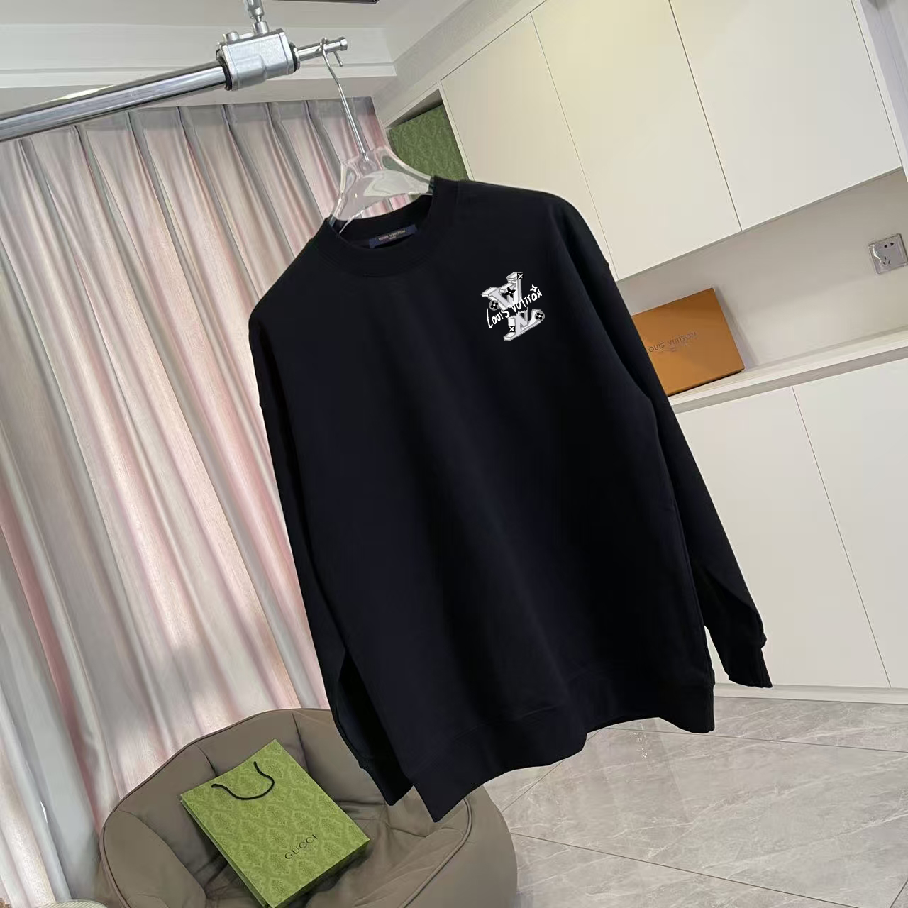 💰105
1V*2025秋冬新款  个性字母logo印花  定制面料400g  圆领卫衣 男女同款
尺码：S M L XL XXL  五个码
颜色：黑色 白色