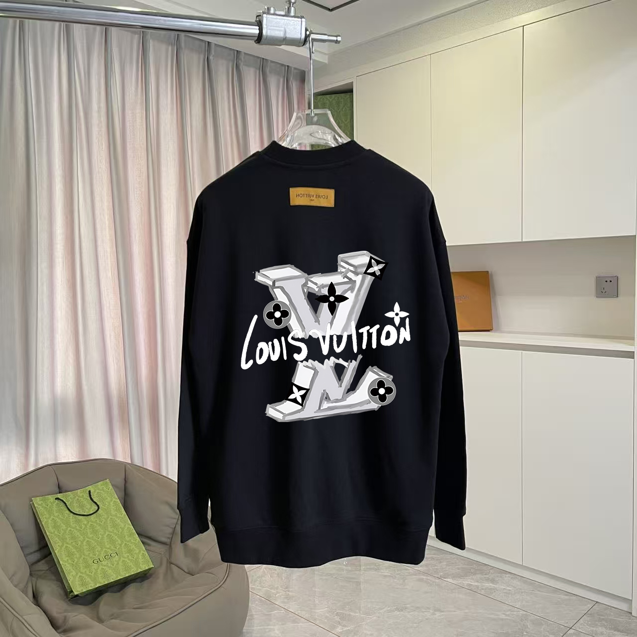 💰105
1V*2025秋冬新款  个性字母logo印花  定制面料400g  圆领卫衣 男女同款
尺码：S M L XL XXL  五个码
颜色：黑色 白色