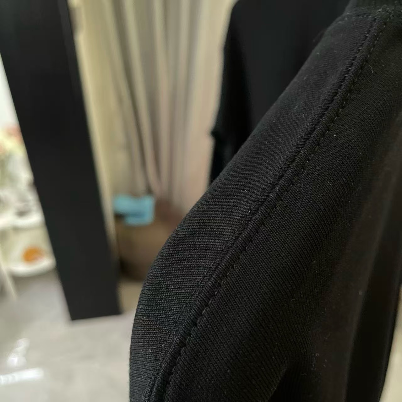 💰105
1V*2025秋冬新款  个性字母logo印花  定制面料400g  圆领卫衣 男女同款
尺码：S M L XL XXL  五个码
颜色：黑色 白色