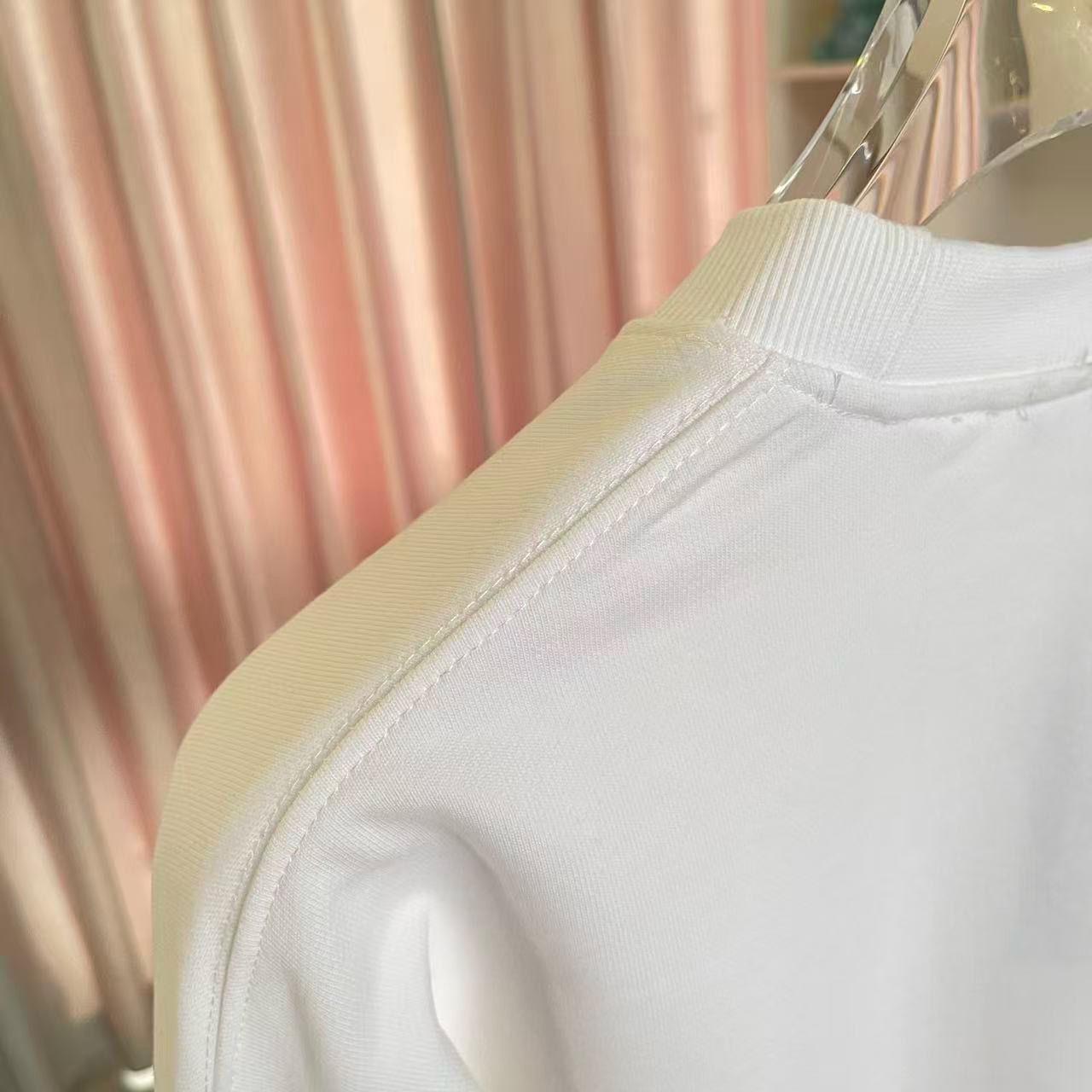 💰135
Miu Miu 2025冬季新款  个性字母logo印花  定制面料400g 圆领卫衣 男女同款
尺码：S  M  L  XL  XXL  五个码
颜色：黑色 白色