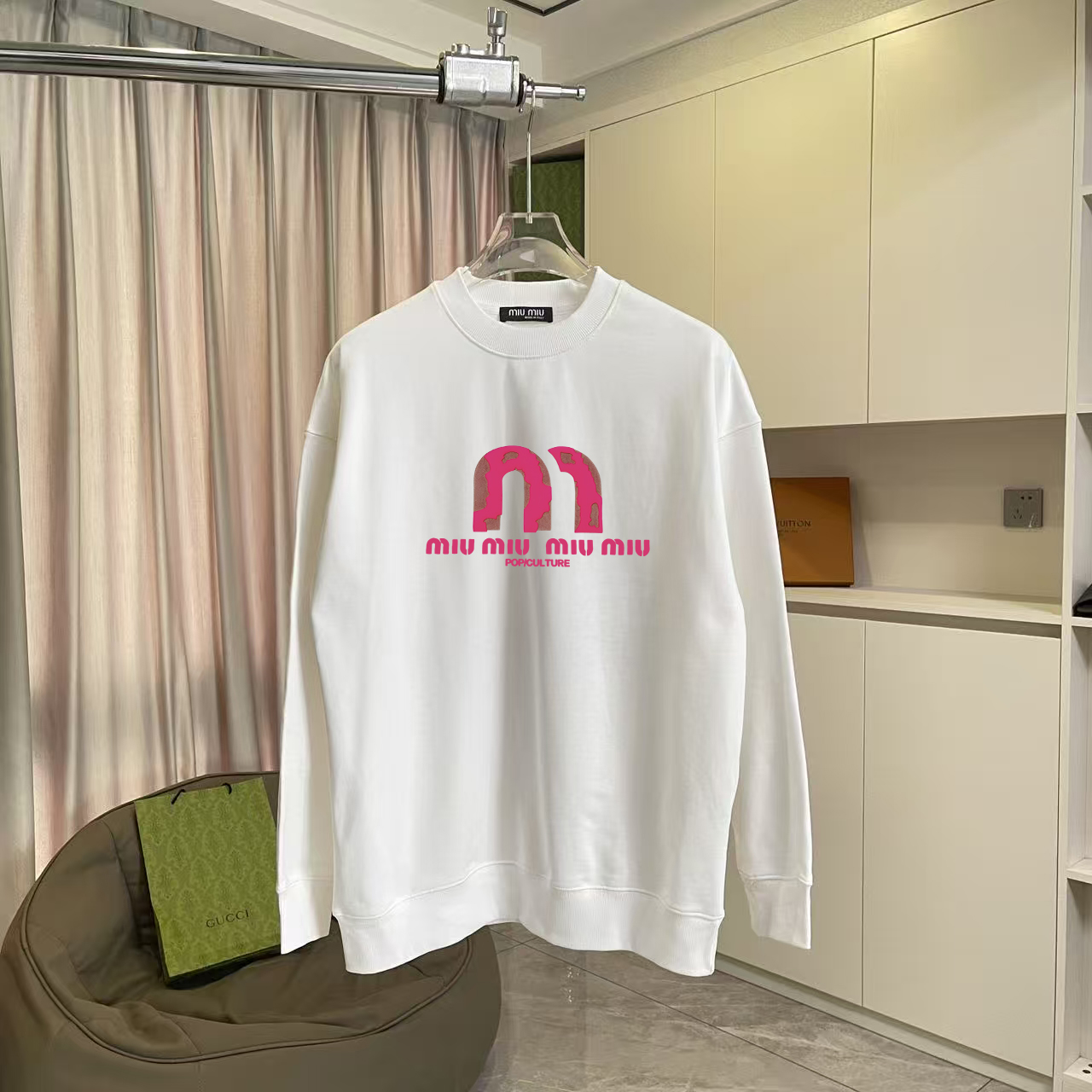 💰135
Miu Miu 2025冬季新款 个性字母logo印花 定制面料400g 圆领卫衣 男女同款
尺码:S M L XL XXL 五个码
颜色:黑色 白色