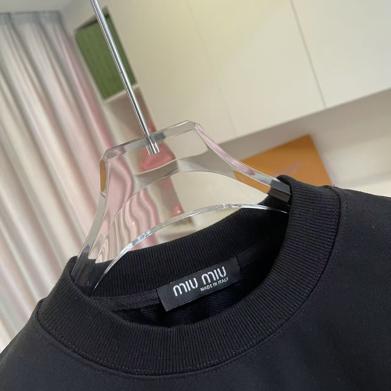 💰135
Miu Miu 2025冬季新款 个性字母logo印花 定制面料400g 圆领卫衣 男女同款
尺码:S M L XL XXL 五个码
颜色:黑色 白色