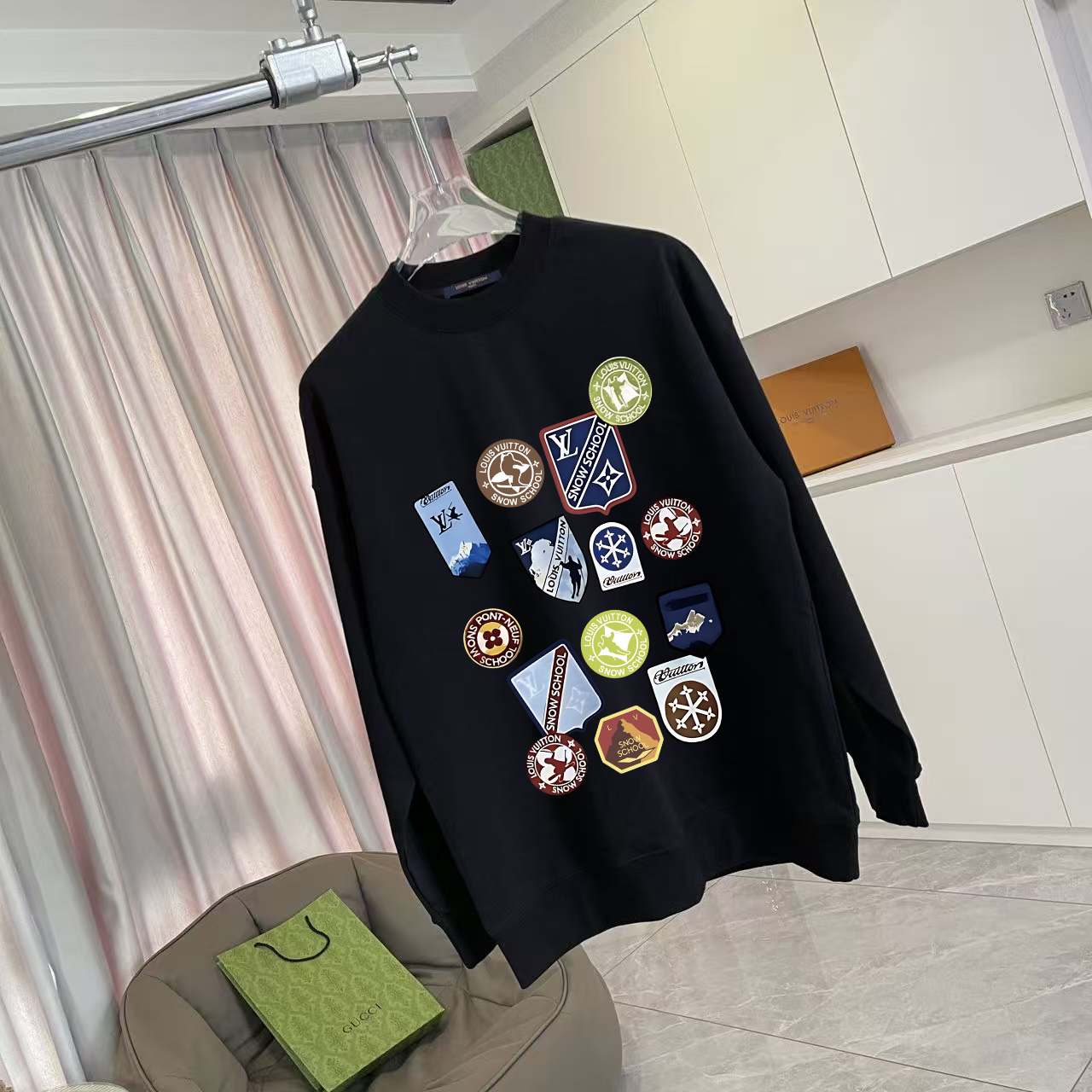 💰135
1V*2025冬季新款  个性字母logo印花  定制面料400g  圆领卫衣 男女同款
尺码：S M L XL XXL  五个码
颜色：黑色 白色