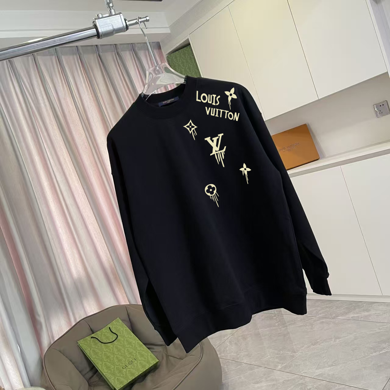 💰135
1V*2025冬季新款  个性字母logo印花  定制面料400g  圆领卫衣 男女同款
尺码：S M L XL XXL  五个码
颜色：黑色 白色