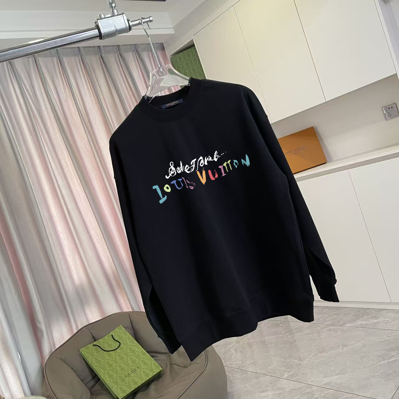 💰135
1V*2025冬季新款  个性字母logo印花  定制面料400g  圆领卫衣 男女同款
尺码：S M L XL XXL  五个码
颜色：黑色 白色