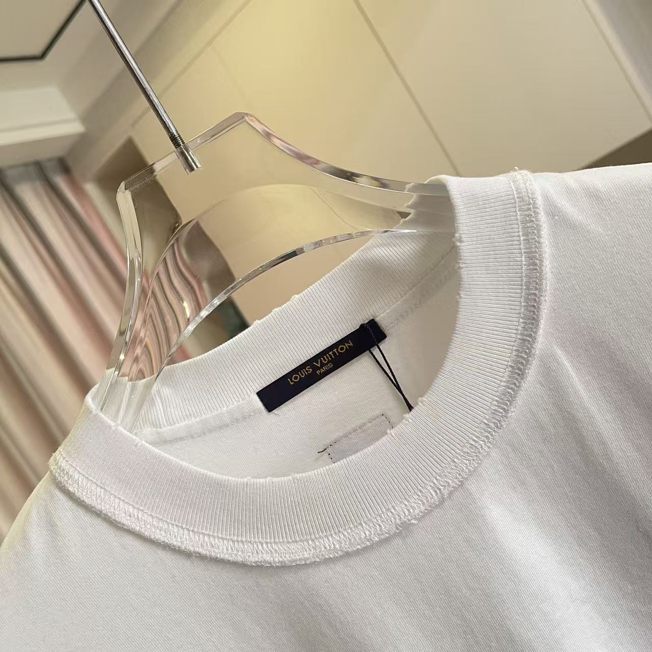 Louis Vuitton 1V*2026夏季新款 洗水做旧磨破 反车线字母logo中空绣花 定制面料320g 短袖T恤