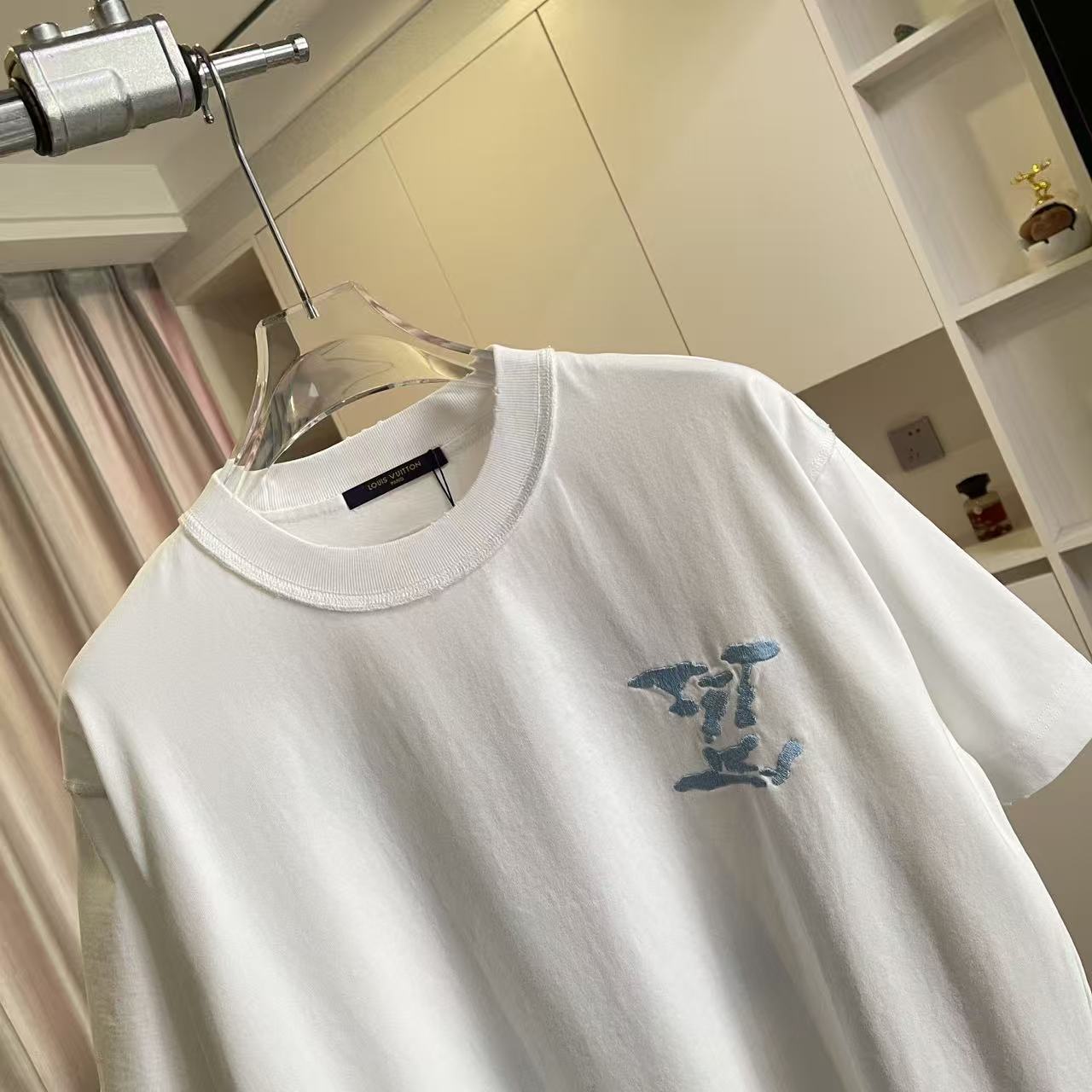 Louis Vuitton 1V*2026夏季新款 洗水做旧磨破 反车线字母logo中空绣花 定制面料320g 短袖T恤