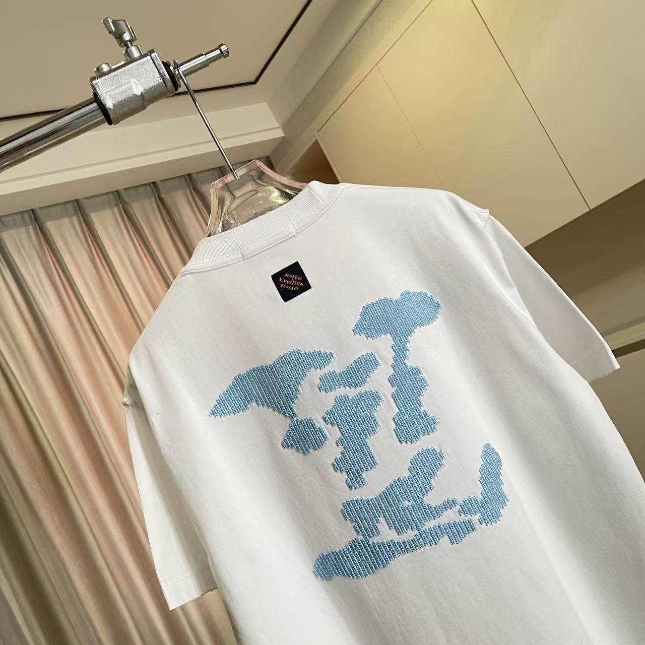 Louis Vuitton 1V*2026夏季新款 洗水做旧磨破 反车线字母logo中空绣花 定制面料320g 短袖T恤