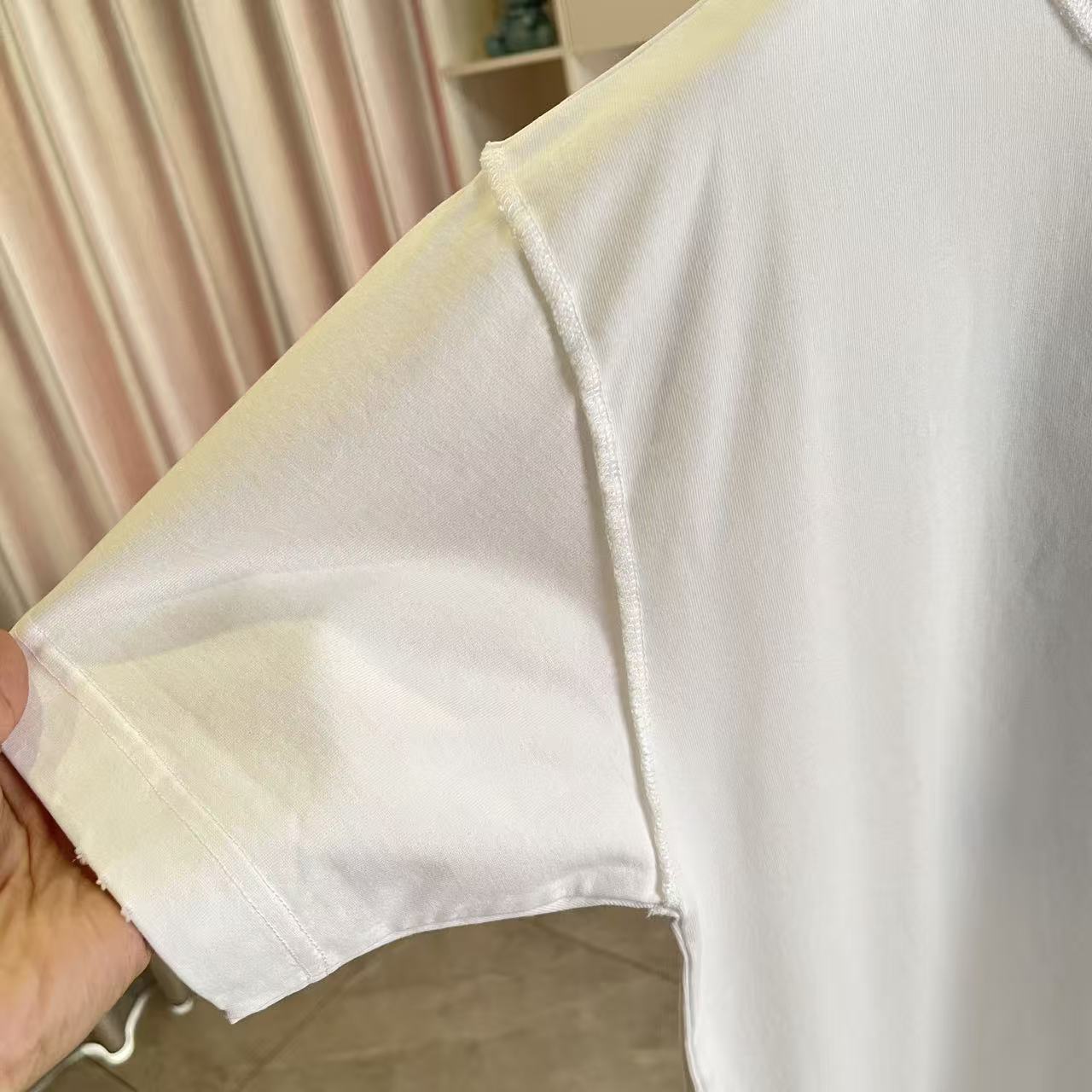 Louis Vuitton 1V*2026夏季新款 洗水做旧磨破 反车线字母logo中空绣花 定制面料320g 短袖T恤
