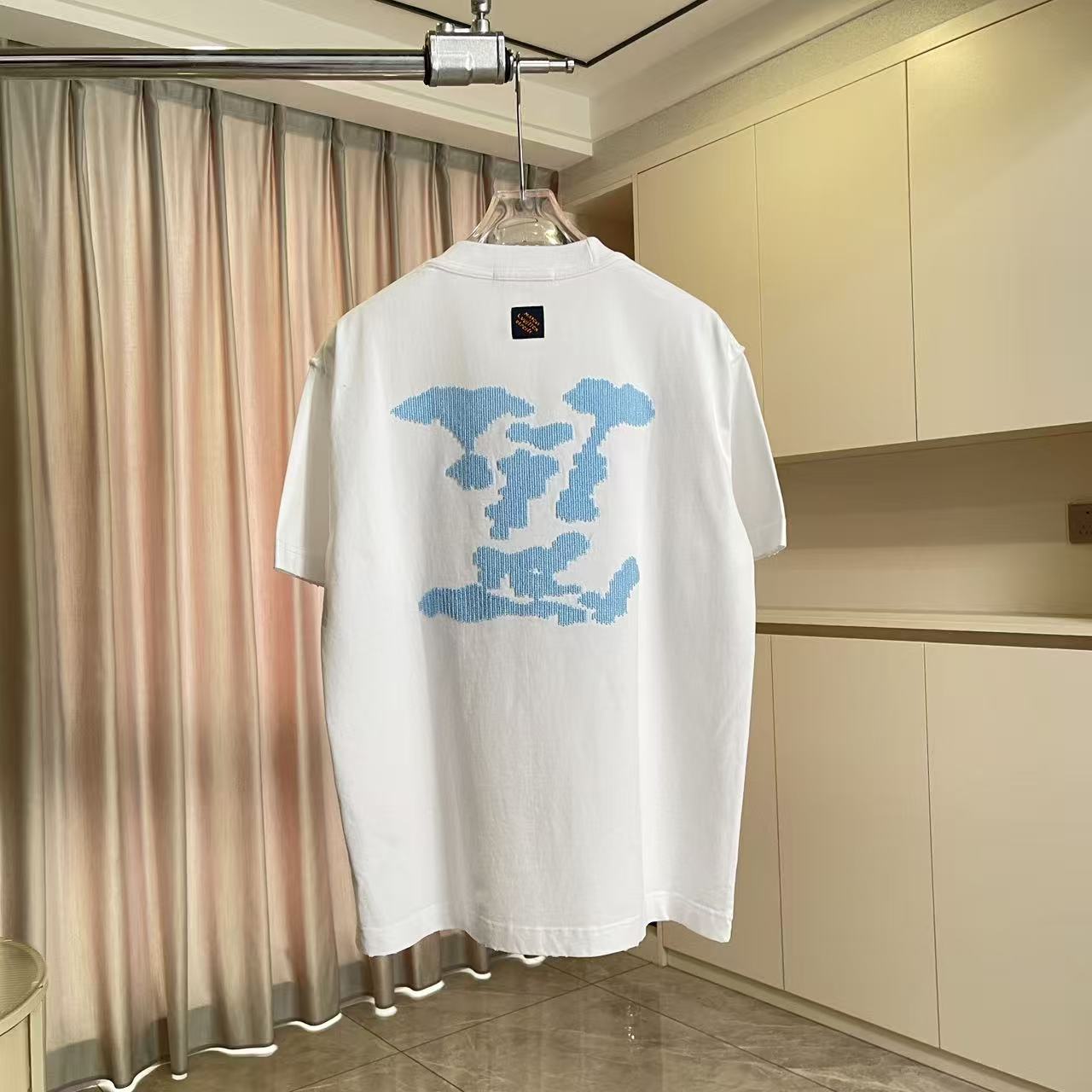 Louis Vuitton 1V*2026夏季新款 洗水做旧磨破 反车线字母logo中空绣花 定制面料320g 短袖T恤