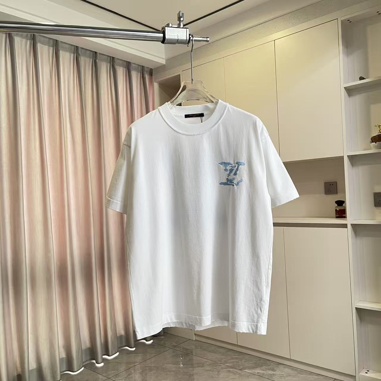 Louis Vuitton 1V*2026夏季新款 洗水做旧磨破 反车线字母logo中空绣花 定制面料320g 短袖T恤