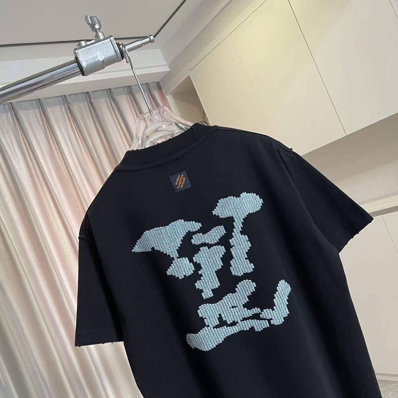 Louis Vuitton 1V*2026夏季新款 洗水做旧磨破 反车线字母logo中空绣花 定制面料320g 短袖T恤