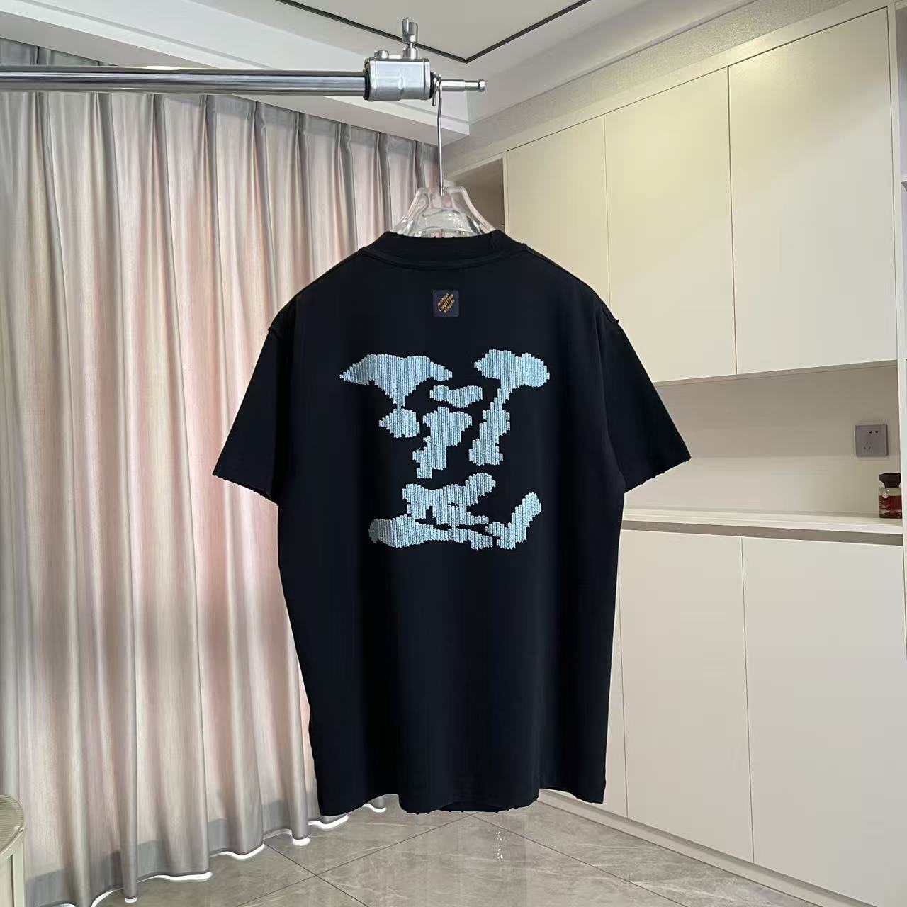 Louis Vuitton 1V*2026夏季新款 洗水做旧磨破 反车线字母logo中空绣花 定制面料320g 短袖T恤