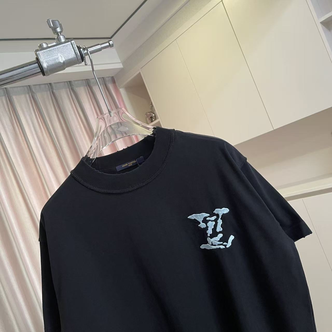 Louis Vuitton 1V*2026夏季新款 洗水做旧磨破 反车线字母logo中空绣花 定制面料320g 短袖T恤