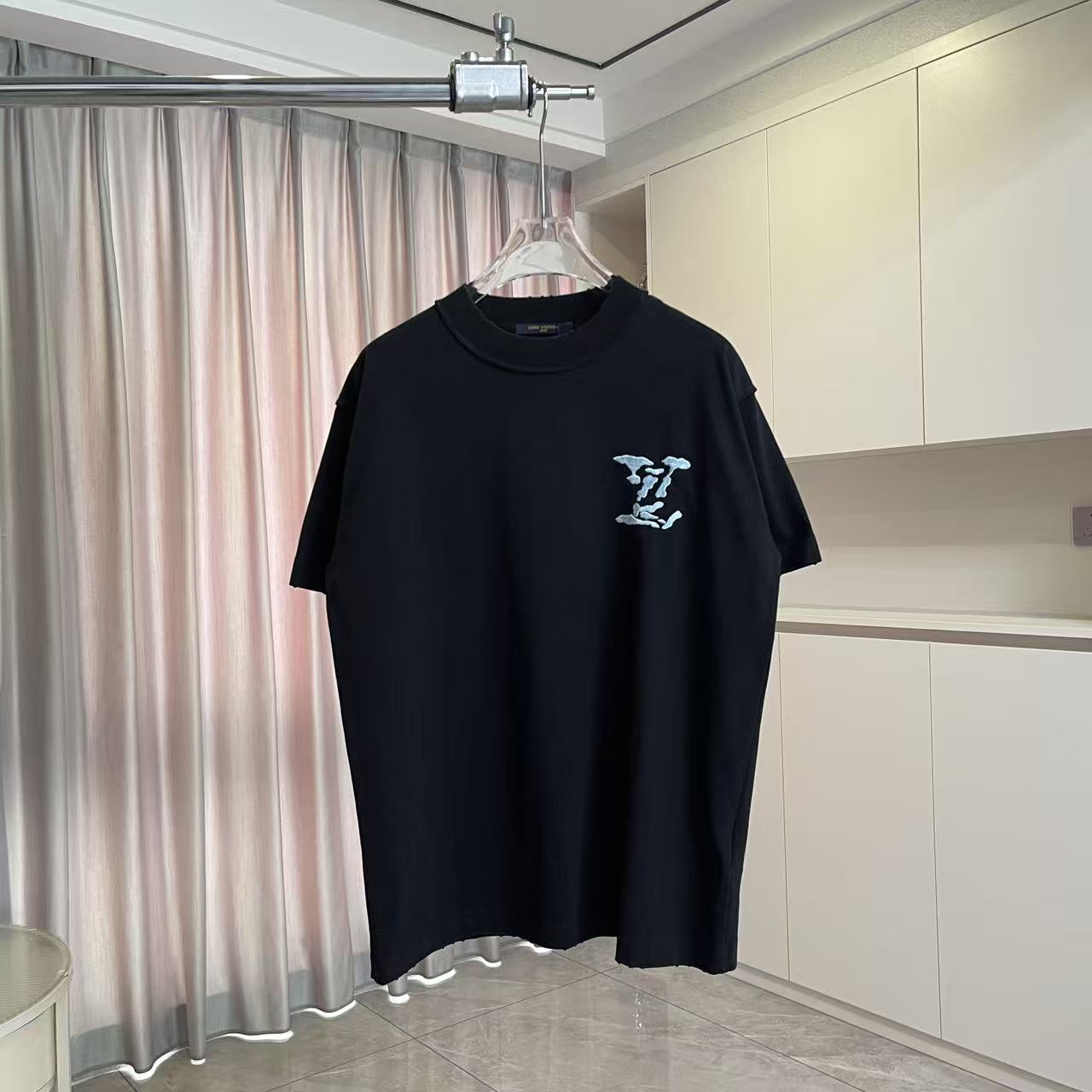 Louis Vuitton 1V*2026夏季新款 洗水做旧磨破 反车线字母logo中空绣花 定制面料320g 短袖T恤