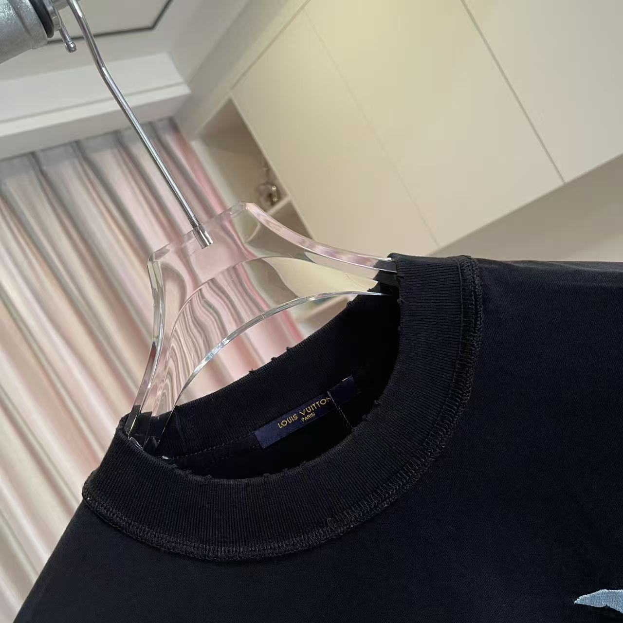 Louis Vuitton 1V*2026夏季新款 洗水做旧磨破 反车线字母logo中空绣花 定制面料320g 短袖T恤