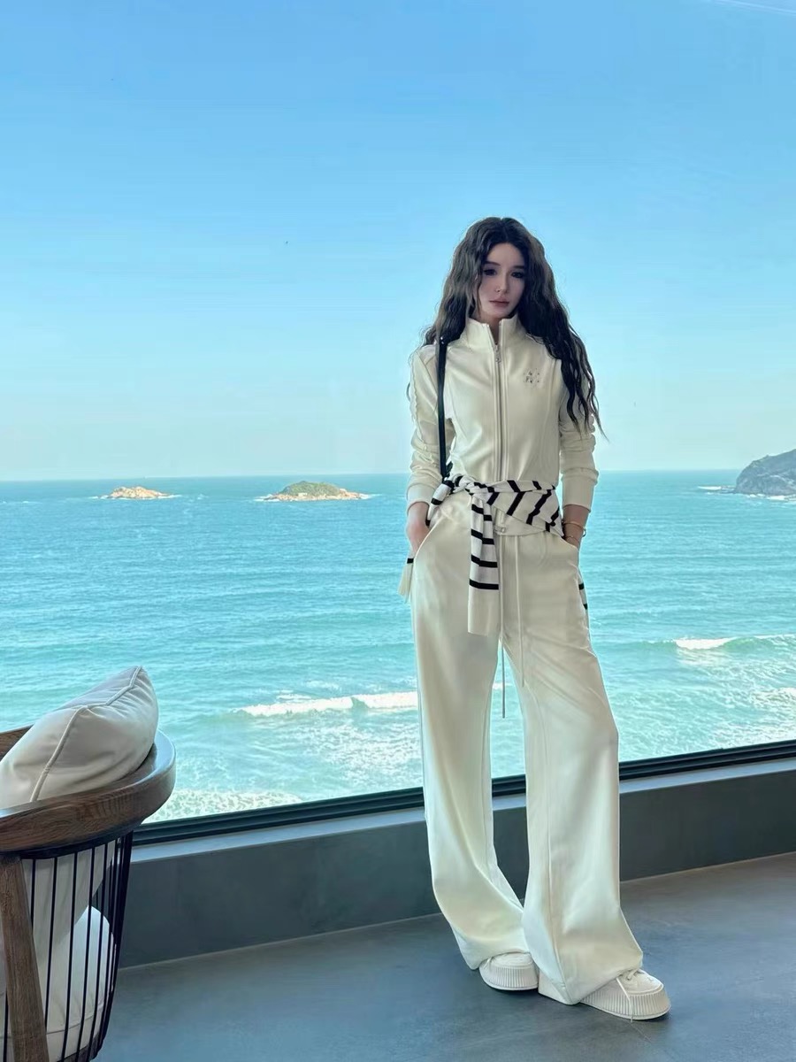 “High-Quality Female Three-Piece Sports Suit with Leisure Blend”