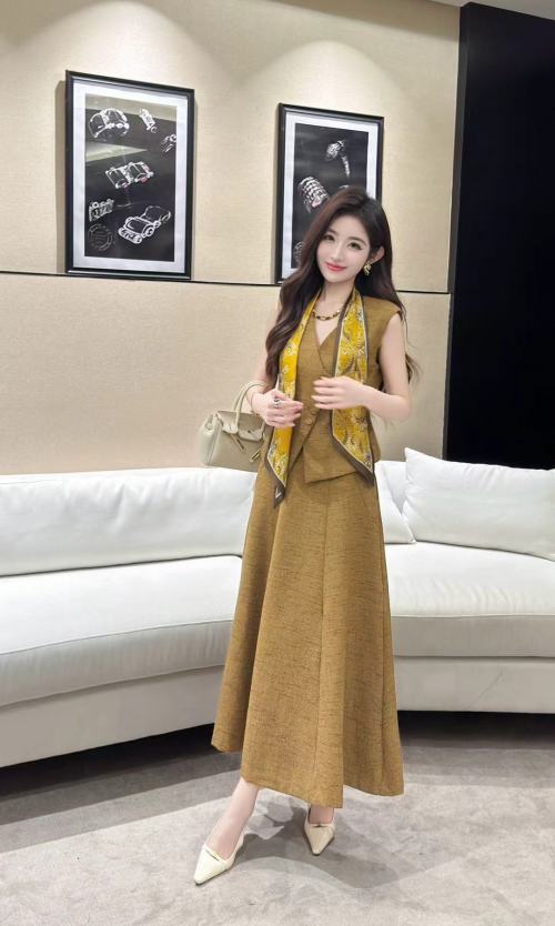 Elegant Women's Vest Top and Midi Skirt Set with Scarf - Autumn 2025 Collection 1 Elegant Women's Vest Top and Midi Skirt Set with Scarf - Autumn 2025 Collection
