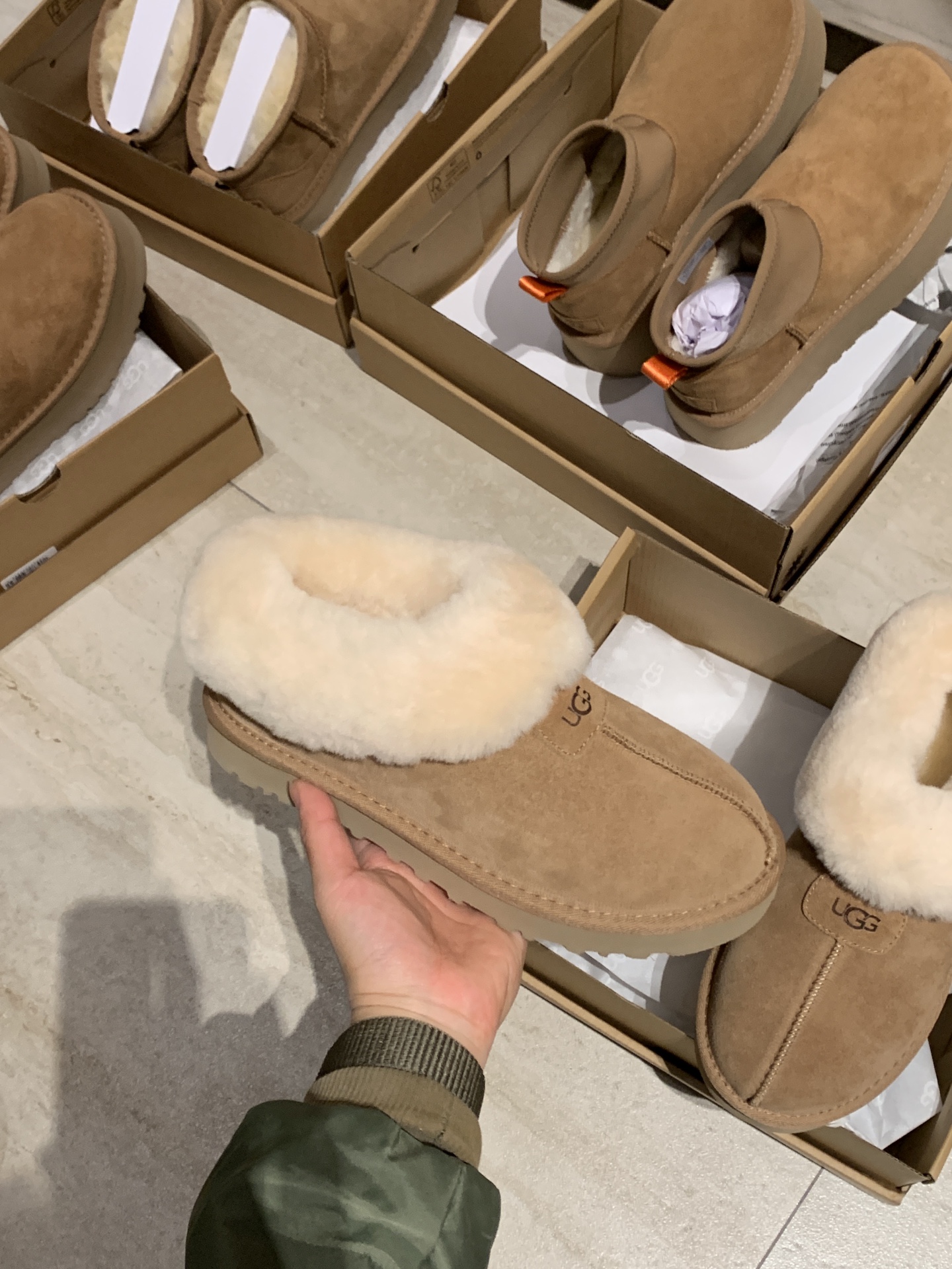🔥双11预热特惠🔥 CX专供 独家纯原
【UGG】原××
塔次特    薄底    4810
🔥UGG.塔次特 秋冬街边感 
一双雪地靴 一秒秋冬氛围感来了
超模们的选择 极简每天都要温暖又时髦
想美式雅痞腔调 韩里韩气 全都可以呀
隆丰A级羊皮毛一体材质
size：35-40