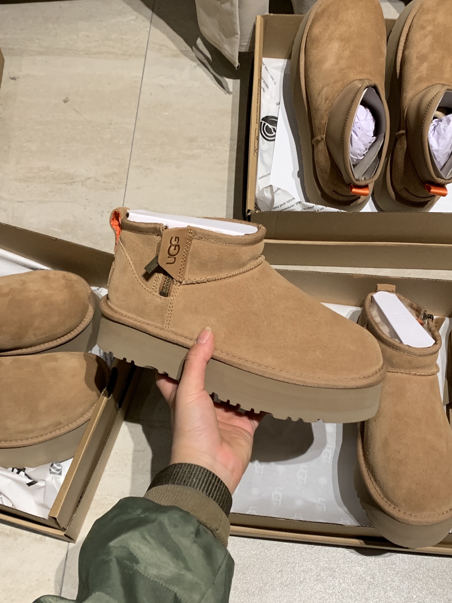 双11预热特惠🔥CX专供 独家纯原 【UGG】原xx 周冬雨拉链 厚底3cm 3988 ugg新款厚底拉链经典迷你短靴!牛皮➕羊毛🦙拉链可以随时调节,懒人鞋必备一脚蹬! 颜色:栗色