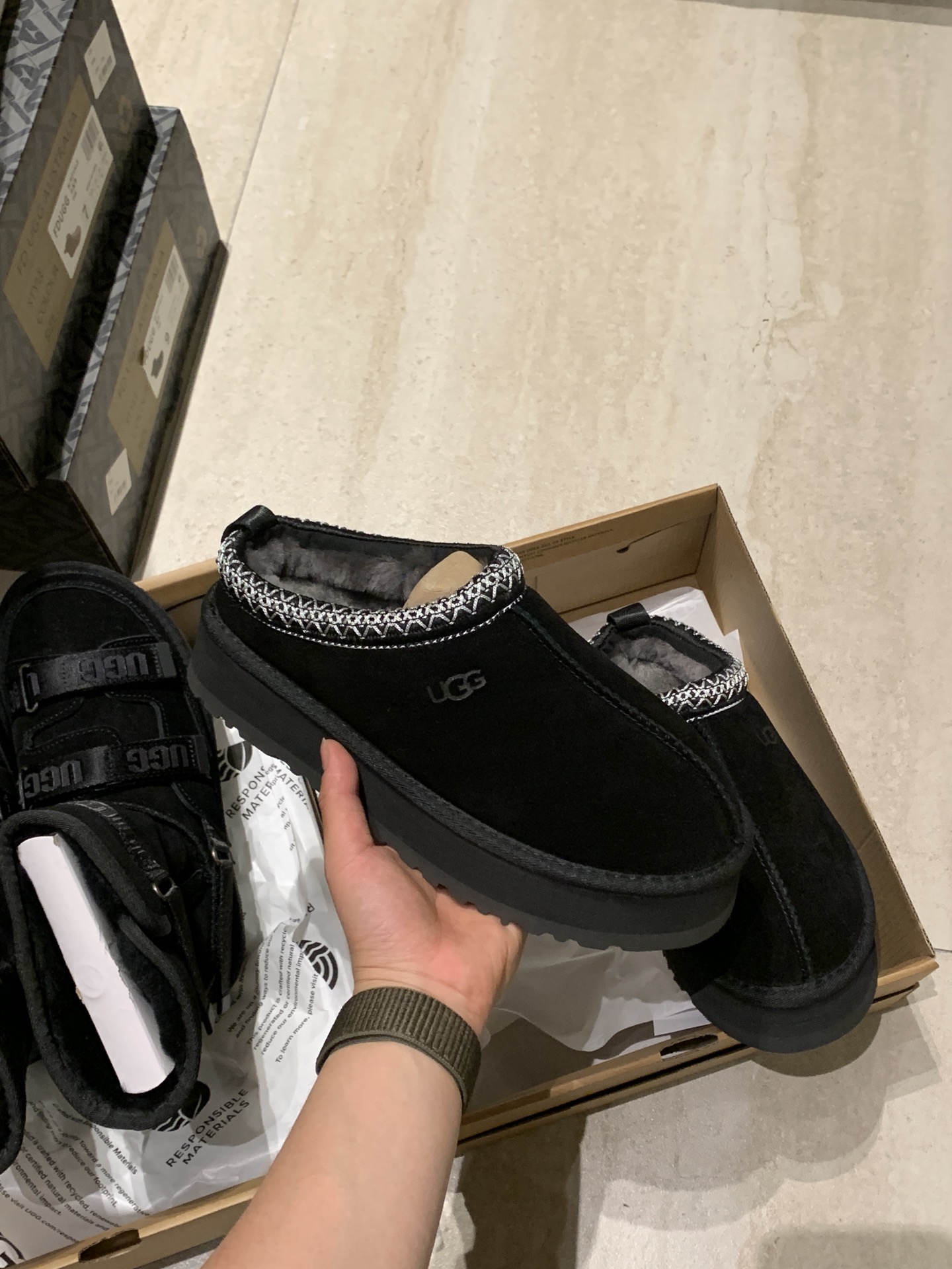 双11预热特惠🔥CX专供 独家纯原 【UGG】原xx 新民族风 半拖厚底4cm 2553 UGG 官网款👍23ss升级厚底民族风内里全羊毛🐏厚底松糕增高又显腿长❕栗色温柔经典又百搭🫶🏻颜色:栗色、橄榄绿、黑色、芥菜籽