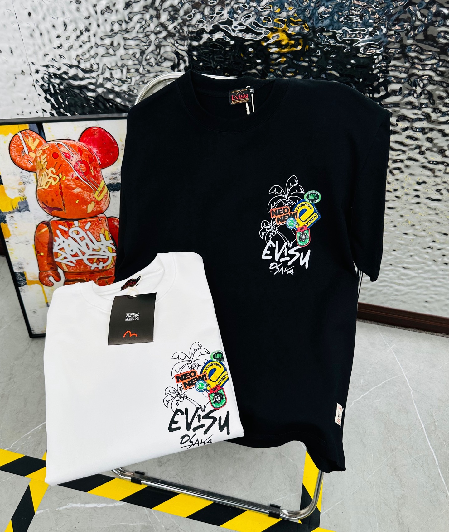 💰85
EVISU/福神2025夏季新款印花休闲宽松情侣款 短袖T恤DT972
细节:版本一比一复刻,吊牌 领标 水洗 包装袋。水洗处有NFC芯片识别
面料:采用40织双纱320克面料,原版1:1高克重,纯棉螺纹领口,宽松版型,做工细节做到极致,区别市场普通货!
印花:德国进口数码印机 所以印花是超清晰的 穿久了也不会裂 普通的印花技术根本做不到!!
版型超正!宽松舒适!情侣款百搭首选!
颜色:黑色 白色
尺码:M—2XL
尺码 M L XL 2XL
衣长 68 70 72 74
胸围 105 110 115 120
袖长 16 18 20 22
肩宽 52 54 56 58
M 【100斤-130斤】
L 【135斤-160斤】
XL 【160斤-180斤】
2XL【185斤-200斤】