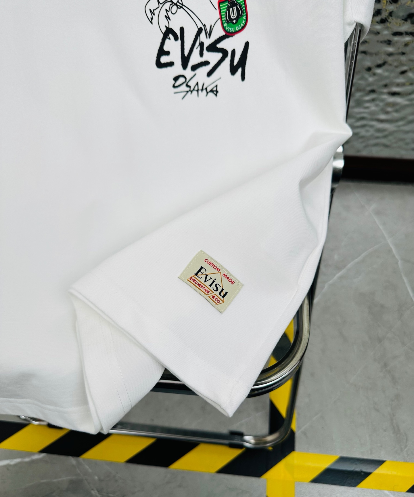 💰85
EVISU/福神2025夏季新款印花休闲宽松情侣款 短袖T恤DT972
细节:版本一比一复刻,吊牌 领标 水洗 包装袋。水洗处有NFC芯片识别
面料:采用40织双纱320克面料,原版1:1高克重,纯棉螺纹领口,宽松版型,做工细节做到极致,区别市场普通货!
印花:德国进口数码印机 所以印花是超清晰的 穿久了也不会裂 普通的印花技术根本做不到!!
版型超正!宽松舒适!情侣款百搭首选!
颜色:黑色 白色
尺码:M—2XL
尺码 M L XL 2XL
衣长 68 70 72 74
胸围 105 110 115 120
袖长 16 18 20 22
肩宽 52 54 56 58
M 【100斤-130斤】
L 【135斤-160斤】
XL 【160斤-180斤】
2XL【185斤-200斤】