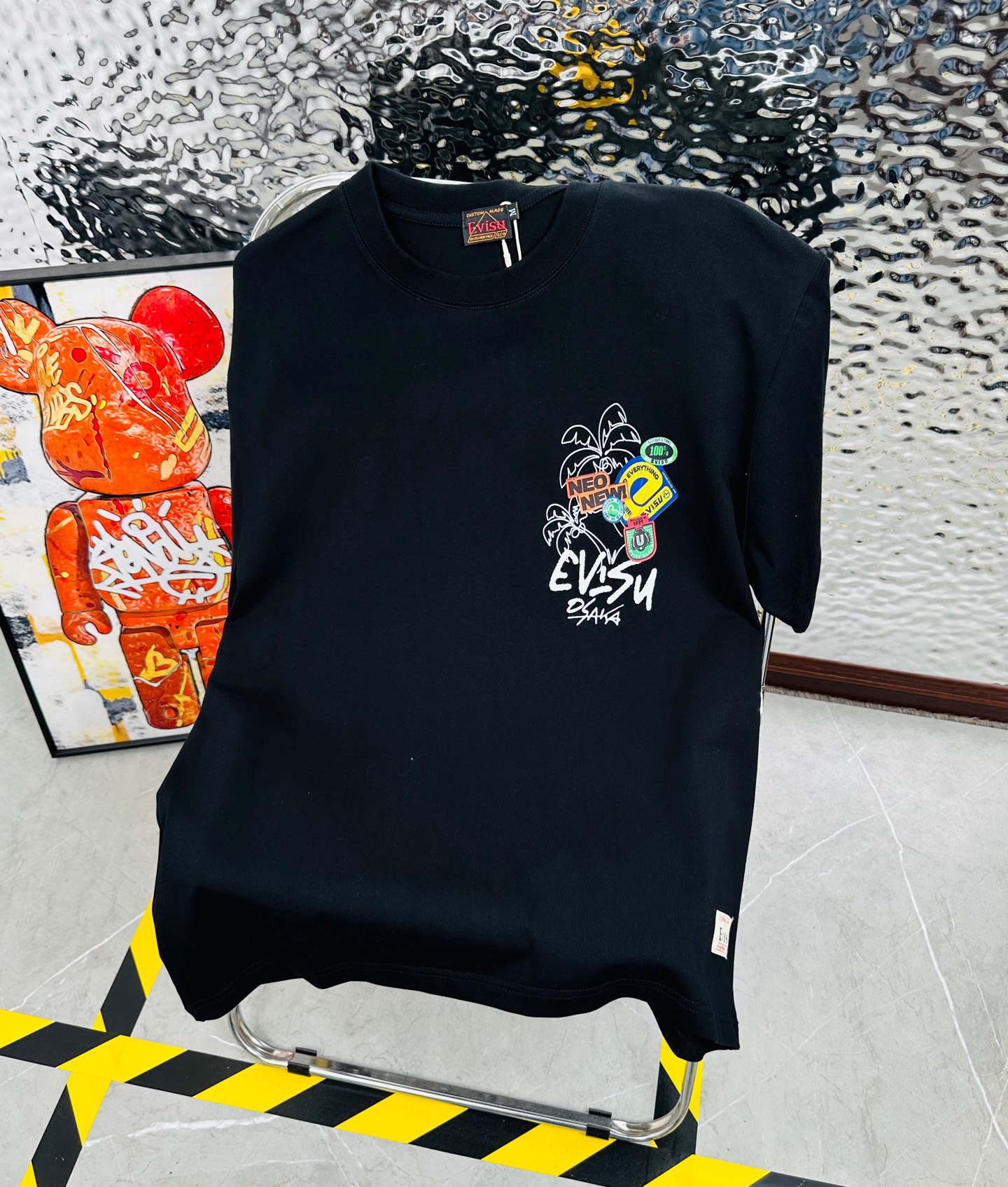 💰85
EVISU/福神2025夏季新款印花休闲宽松情侣款 短袖T恤DT972
细节:版本一比一复刻,吊牌 领标 水洗 包装袋。水洗处有NFC芯片识别
面料:采用40织双纱320克面料,原版1:1高克重,纯棉螺纹领口,宽松版型,做工细节做到极致,区别市场普通货!
印花:德国进口数码印机 所以印花是超清晰的 穿久了也不会裂 普通的印花技术根本做不到!!
版型超正!宽松舒适!情侣款百搭首选!
颜色:黑色 白色
尺码:M—2XL
尺码 M L XL 2XL
衣长 68 70 72 74
胸围 105 110 115 120
袖长 16 18 20 22
肩宽 52 54 56 58
M 【100斤-130斤】
L 【135斤-160斤】
XL 【160斤-180斤】
2XL【185斤-200斤】