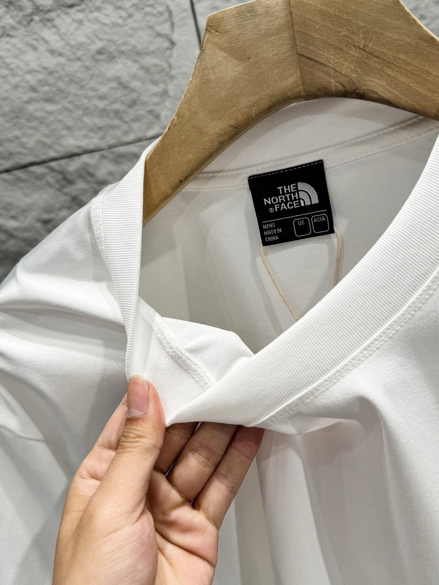 DT💰80 (高版本带芯片)
The North Face/北面25夏季新款印花休闲宽松情侣款 短袖T恤DT1038
细节:版本一比一复刻,吊牌 领标 水洗。带NFC芯片识别
面料:采用40织双纱320克面料,原版1:1高克重,纯棉螺纹领口,宽松版型,做工细节做到极致,区别市场普通货!
印花:德国进口数码印机 所以印花是超清晰的 穿久了也不会裂 普通的印花技术根本做不到!!
颜色:黑色 白色
尺码:M—2XL
尺码 M L XL 2XL
衣长 72 74 76 78
胸围 110 114 118 122
袖长 17 18 19 20
肩宽 40 41 42 43
M 【130斤-140斤】
L 【145斤-160斤】
XL 【165斤-180斤】
2XL【185斤-220斤】