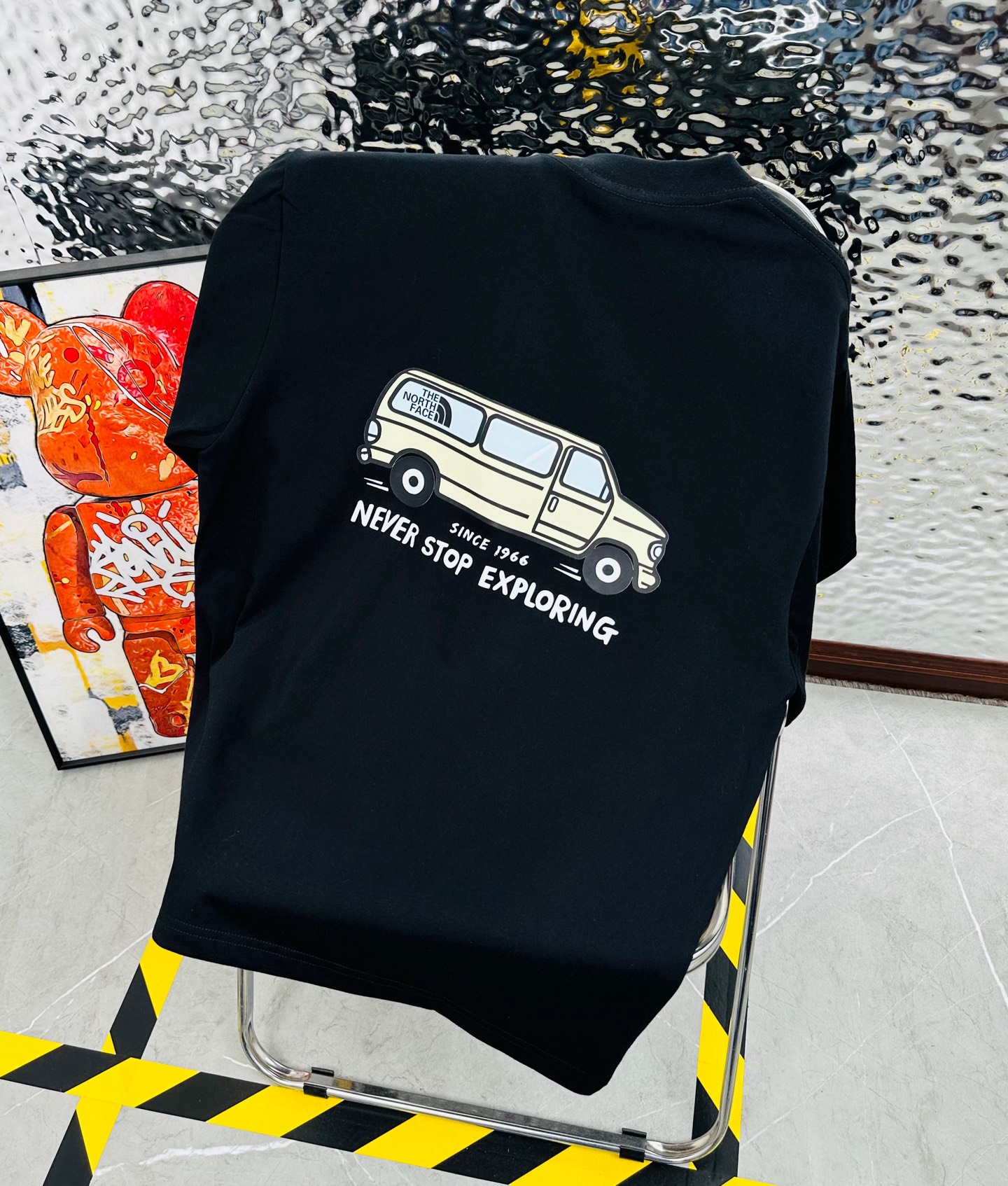 DT💰80 （高版本带芯片）
The North Face/北面25夏季新款印花休闲宽松情侣款 短袖T恤D988
细节:版本一比一复刻，吊牌 领标 水洗。带NFC芯片识别

面料：采用40织双纱320克面料，原版1:1高克重，纯棉螺纹领口，宽松版型，做工细节做到极致，区别市场普通货！

印花:德国进口数码印机 所以印花是超清晰的 穿久了也不会裂 普通的印花技术根本做不到!!

颜色:黑色 白色 
尺码：M—2XL
尺码   M      L      XL    2XL
衣长   72     74     76     78
胸围  110   114    118    122
袖长   17     18      19      20
肩宽   40    41      42     43
M   【130斤－140斤】
 L   【145斤－160斤】 
XL  【165斤－180斤】
2XL【185斤－220斤】