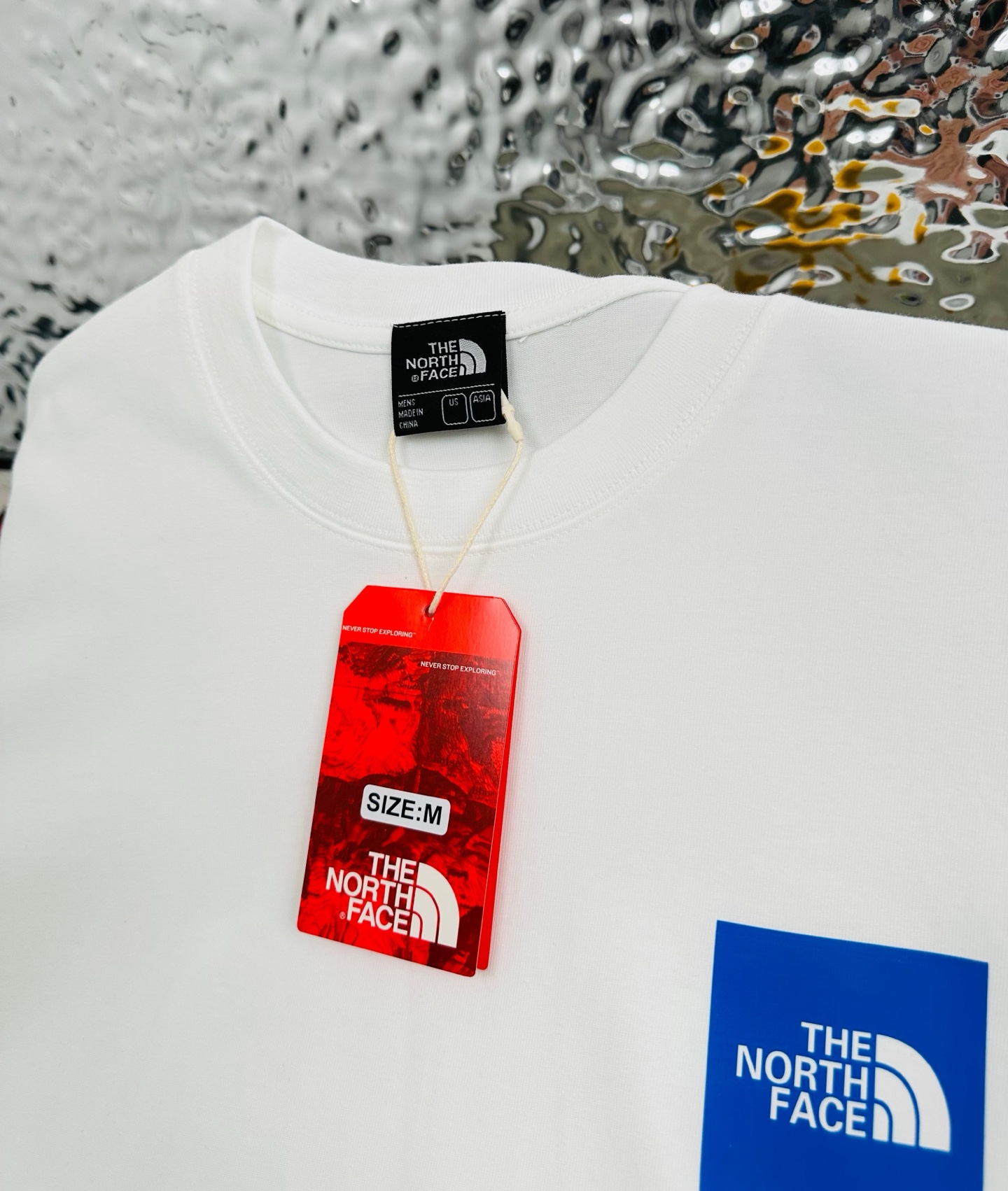 DT💰80 （高版本带芯片）
The North Face/北面25夏季新款印花休闲宽松情侣款 短袖T恤D989
细节:版本一比一复刻，吊牌 领标 水洗。带NFC芯片识别

面料：采用40织双纱320克面料，原版1:1高克重，纯棉螺纹领口，宽松版型，做工细节做到极致，区别市场普通货！

印花:德国进口数码印机 所以印花是超清晰的 穿久了也不会裂 普通的印花技术根本做不到!!

颜色:黑色 白色 
尺码：M—2XL
尺码   M      L      XL    2XL
衣长   72     74     76     78
胸围  110   114    118    122
袖长   17     18      19      20
肩宽   40    41      42     43
M   【130斤－140斤】
 L   【145斤－160斤】 
XL  【165斤－180斤】
2XL【185斤－220斤】