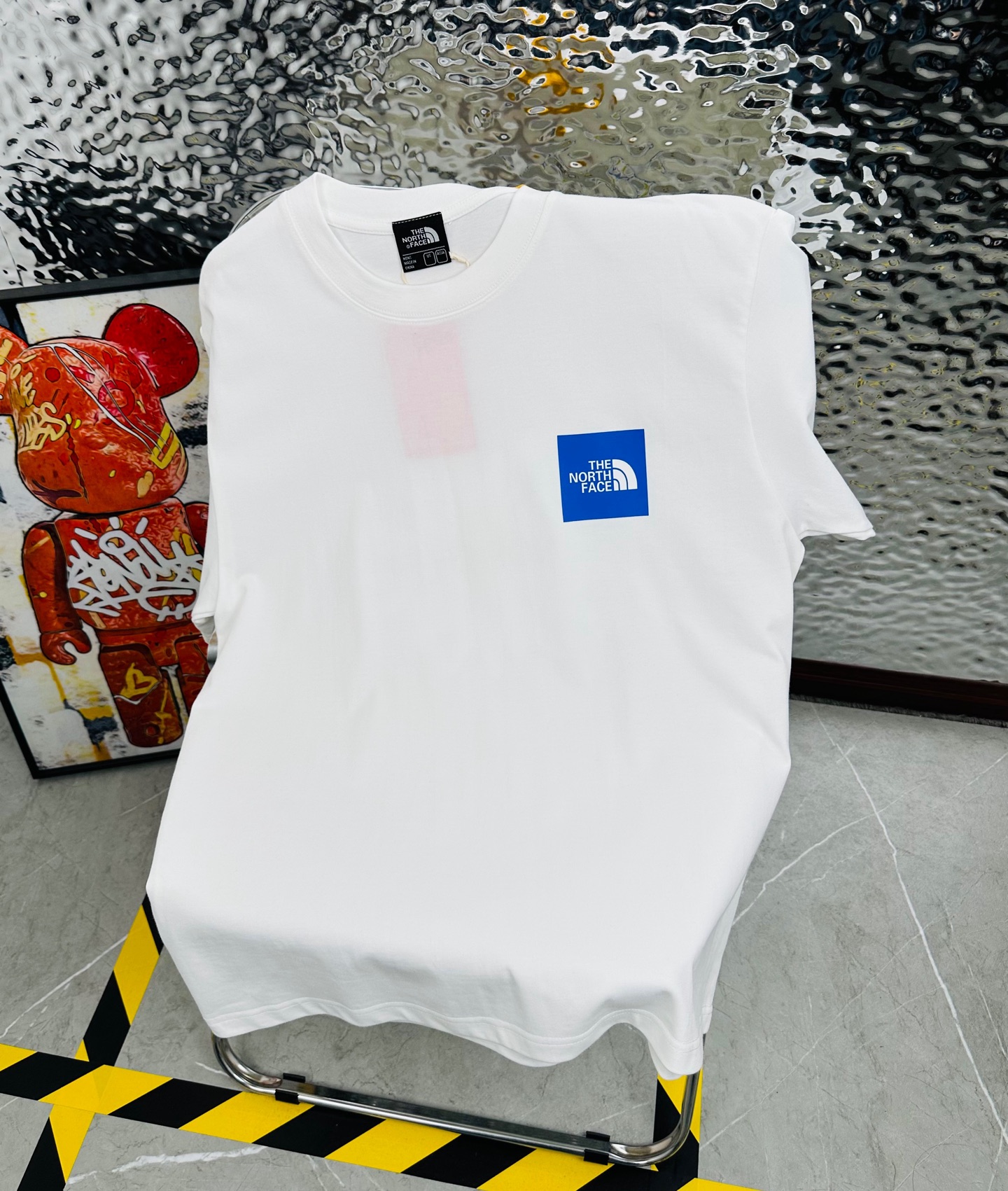DT💰80 （高版本带芯片）
The North Face/北面25夏季新款印花休闲宽松情侣款 短袖T恤D989
细节:版本一比一复刻，吊牌 领标 水洗。带NFC芯片识别

面料：采用40织双纱320克面料，原版1:1高克重，纯棉螺纹领口，宽松版型，做工细节做到极致，区别市场普通货！

印花:德国进口数码印机 所以印花是超清晰的 穿久了也不会裂 普通的印花技术根本做不到!!

颜色:黑色 白色 
尺码：M—2XL
尺码   M      L      XL    2XL
衣长   72     74     76     78
胸围  110   114    118    122
袖长   17     18      19      20
肩宽   40    41      42     43
M   【130斤－140斤】
 L   【145斤－160斤】 
XL  【165斤－180斤】
2XL【185斤－220斤】