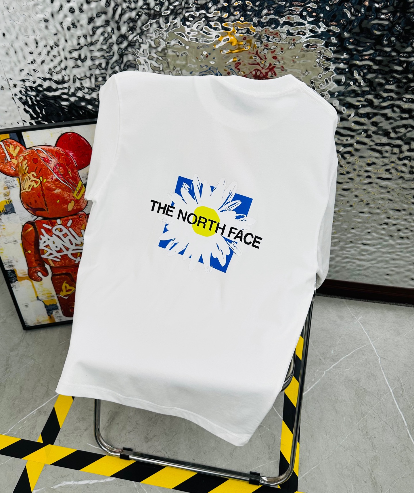 DT💰80 （高版本带芯片）
The North Face/北面25夏季新款印花休闲宽松情侣款 短袖T恤D989
细节:版本一比一复刻，吊牌 领标 水洗。带NFC芯片识别

面料：采用40织双纱320克面料，原版1:1高克重，纯棉螺纹领口，宽松版型，做工细节做到极致，区别市场普通货！

印花:德国进口数码印机 所以印花是超清晰的 穿久了也不会裂 普通的印花技术根本做不到!!

颜色:黑色 白色 
尺码：M—2XL
尺码   M      L      XL    2XL
衣长   72     74     76     78
胸围  110   114    118    122
袖长   17     18      19      20
肩宽   40    41      42     43
M   【130斤－140斤】
 L   【145斤－160斤】 
XL  【165斤－180斤】
2XL【185斤－220斤】