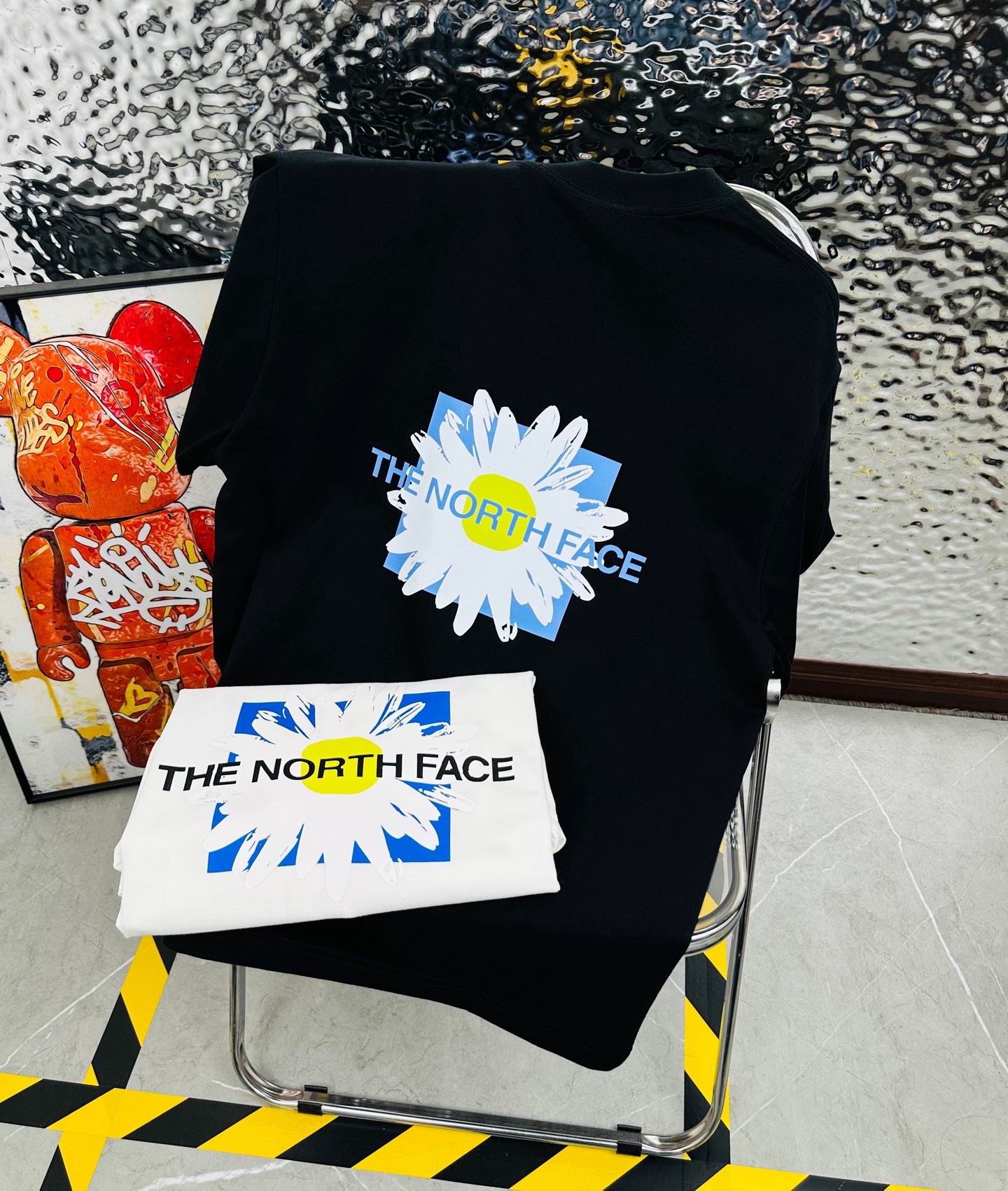 DT💰80 （高版本带芯片）
The North Face/北面25夏季新款印花休闲宽松情侣款 短袖T恤D989
细节:版本一比一复刻，吊牌 领标 水洗。带NFC芯片识别

面料：采用40织双纱320克面料，原版1:1高克重，纯棉螺纹领口，宽松版型，做工细节做到极致，区别市场普通货！

印花:德国进口数码印机 所以印花是超清晰的 穿久了也不会裂 普通的印花技术根本做不到!!

颜色:黑色 白色 
尺码：M—2XL
尺码   M      L      XL    2XL
衣长   72     74     76     78
胸围  110   114    118    122
袖长   17     18      19      20
肩宽   40    41      42     43
M   【130斤－140斤】
 L   【145斤－160斤】 
XL  【165斤－180斤】
2XL【185斤－220斤】