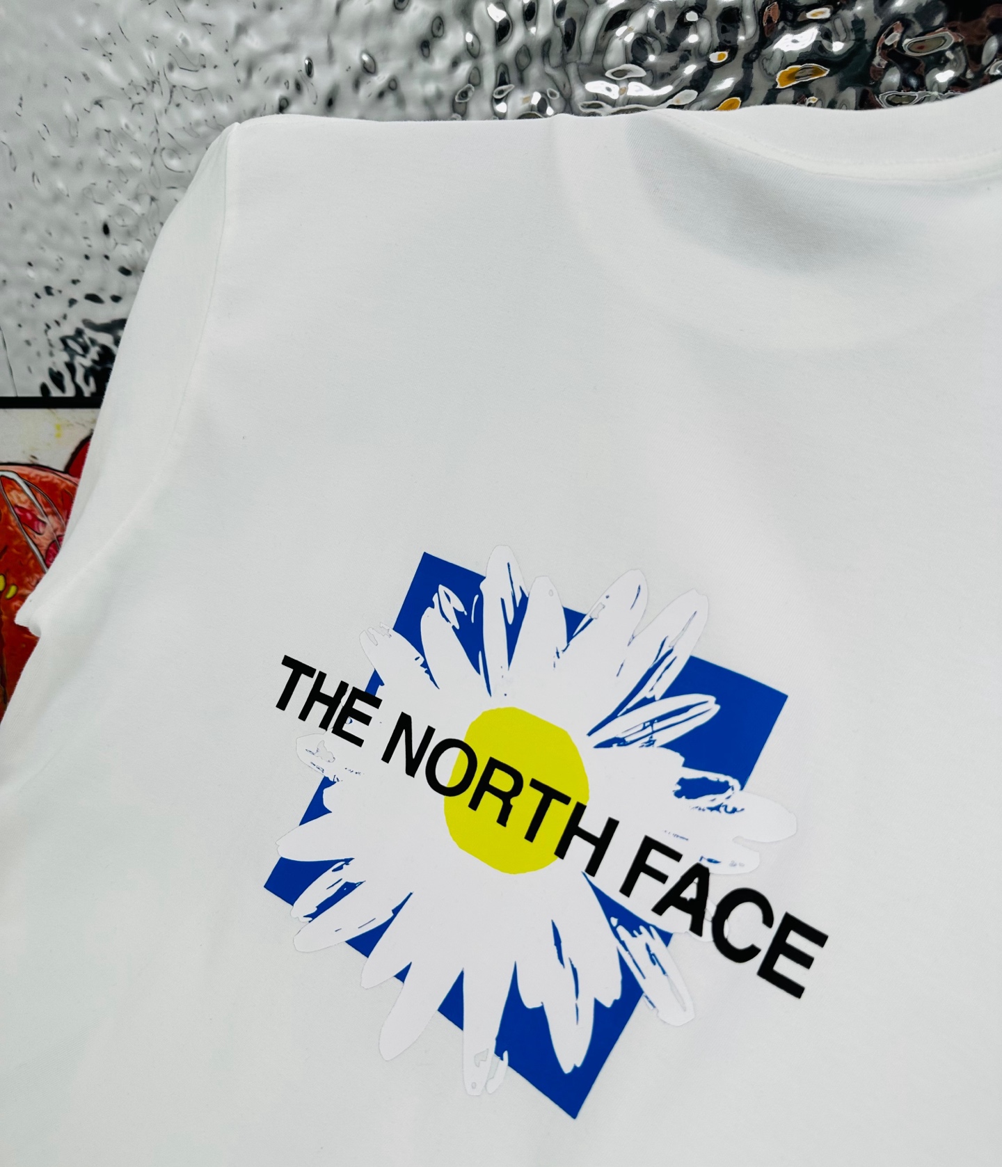 DT💰80 （高版本带芯片）
The North Face/北面25夏季新款印花休闲宽松情侣款 短袖T恤D989
细节:版本一比一复刻，吊牌 领标 水洗。带NFC芯片识别

面料：采用40织双纱320克面料，原版1:1高克重，纯棉螺纹领口，宽松版型，做工细节做到极致，区别市场普通货！

印花:德国进口数码印机 所以印花是超清晰的 穿久了也不会裂 普通的印花技术根本做不到!!

颜色:黑色 白色 
尺码：M—2XL
尺码   M      L      XL    2XL
衣长   72     74     76     78
胸围  110   114    118    122
袖长   17     18      19      20
肩宽   40    41      42     43
M   【130斤－140斤】
 L   【145斤－160斤】 
XL  【165斤－180斤】
2XL【185斤－220斤】