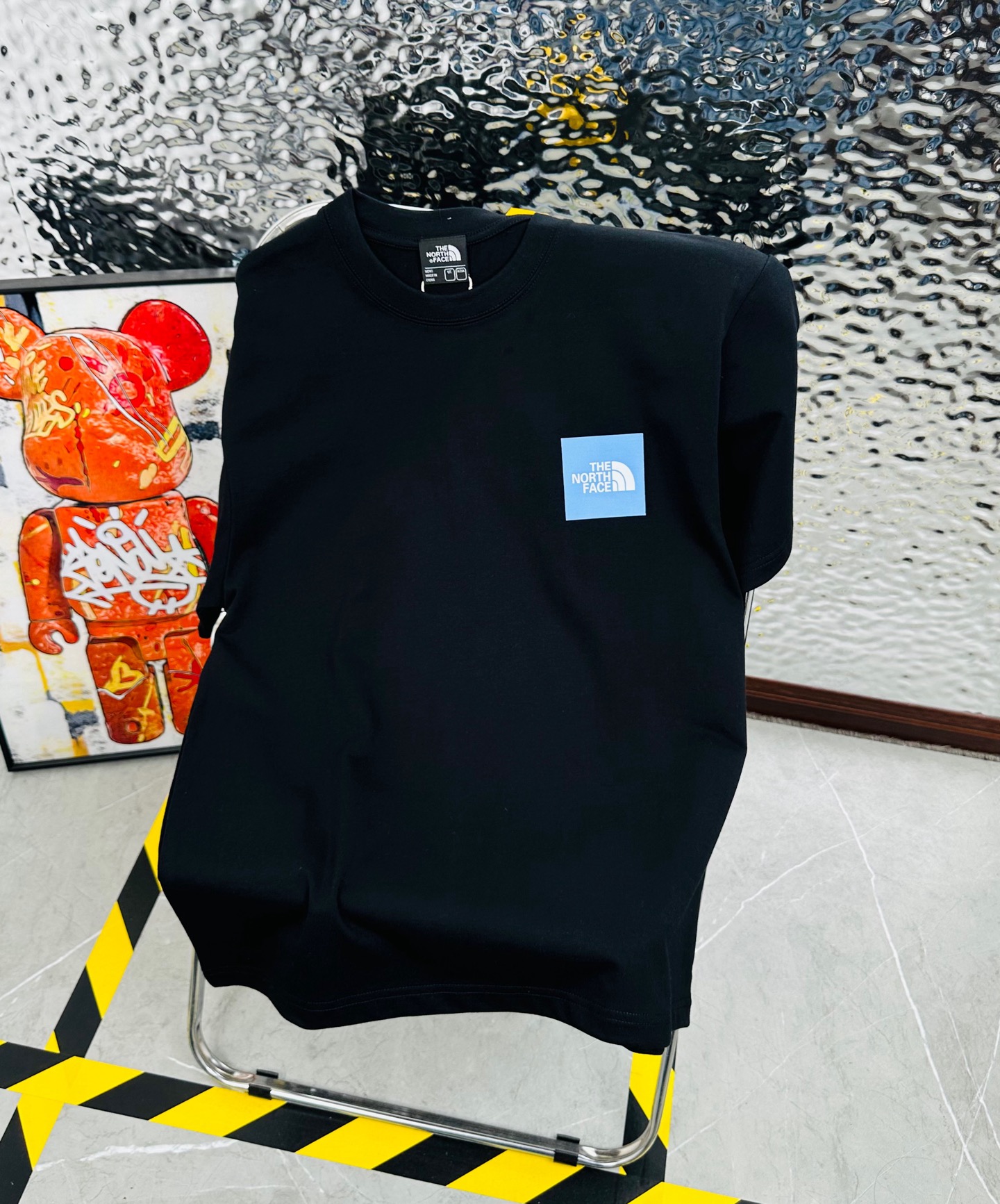 DT💰80 （高版本带芯片）
The North Face/北面25夏季新款印花休闲宽松情侣款 短袖T恤D989
细节:版本一比一复刻，吊牌 领标 水洗。带NFC芯片识别

面料：采用40织双纱320克面料，原版1:1高克重，纯棉螺纹领口，宽松版型，做工细节做到极致，区别市场普通货！

印花:德国进口数码印机 所以印花是超清晰的 穿久了也不会裂 普通的印花技术根本做不到!!

颜色:黑色 白色 
尺码：M—2XL
尺码   M      L      XL    2XL
衣长   72     74     76     78
胸围  110   114    118    122
袖长   17     18      19      20
肩宽   40    41      42     43
M   【130斤－140斤】
 L   【145斤－160斤】 
XL  【165斤－180斤】
2XL【185斤－220斤】