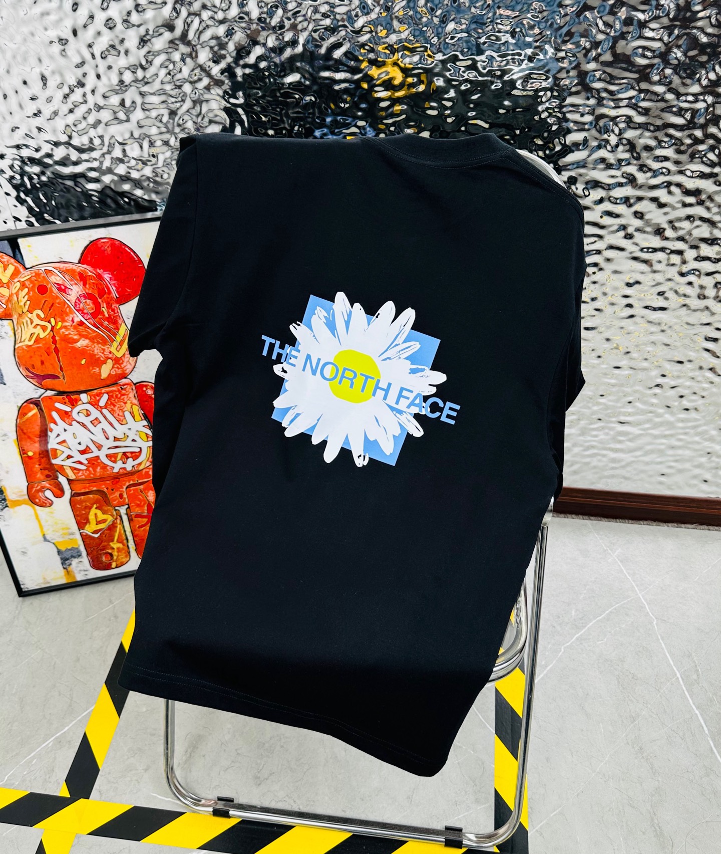 DT💰80 （高版本带芯片）
The North Face/北面25夏季新款印花休闲宽松情侣款 短袖T恤D989
细节:版本一比一复刻，吊牌 领标 水洗。带NFC芯片识别

面料：采用40织双纱320克面料，原版1:1高克重，纯棉螺纹领口，宽松版型，做工细节做到极致，区别市场普通货！

印花:德国进口数码印机 所以印花是超清晰的 穿久了也不会裂 普通的印花技术根本做不到!!

颜色:黑色 白色 
尺码：M—2XL
尺码   M      L      XL    2XL
衣长   72     74     76     78
胸围  110   114    118    122
袖长   17     18      19      20
肩宽   40    41      42     43
M   【130斤－140斤】
 L   【145斤－160斤】 
XL  【165斤－180斤】
2XL【185斤－220斤】
