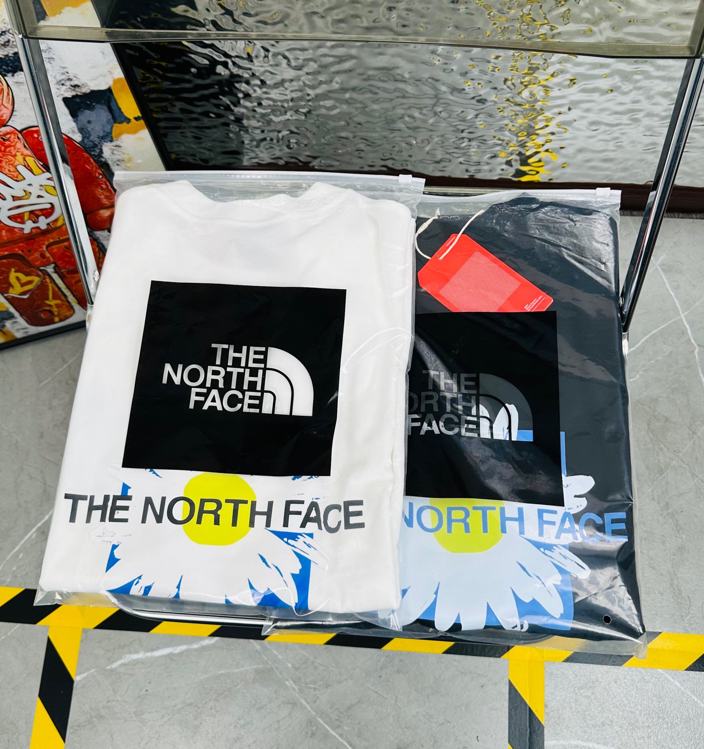 DT💰80 （高版本带芯片）
The North Face/北面25夏季新款印花休闲宽松情侣款 短袖T恤D989
细节:版本一比一复刻，吊牌 领标 水洗。带NFC芯片识别

面料：采用40织双纱320克面料，原版1:1高克重，纯棉螺纹领口，宽松版型，做工细节做到极致，区别市场普通货！

印花:德国进口数码印机 所以印花是超清晰的 穿久了也不会裂 普通的印花技术根本做不到!!

颜色:黑色 白色 
尺码：M—2XL
尺码   M      L      XL    2XL
衣长   72     74     76     78
胸围  110   114    118    122
袖长   17     18      19      20
肩宽   40    41      42     43
M   【130斤－140斤】
 L   【145斤－160斤】 
XL  【165斤－180斤】
2XL【185斤－220斤】