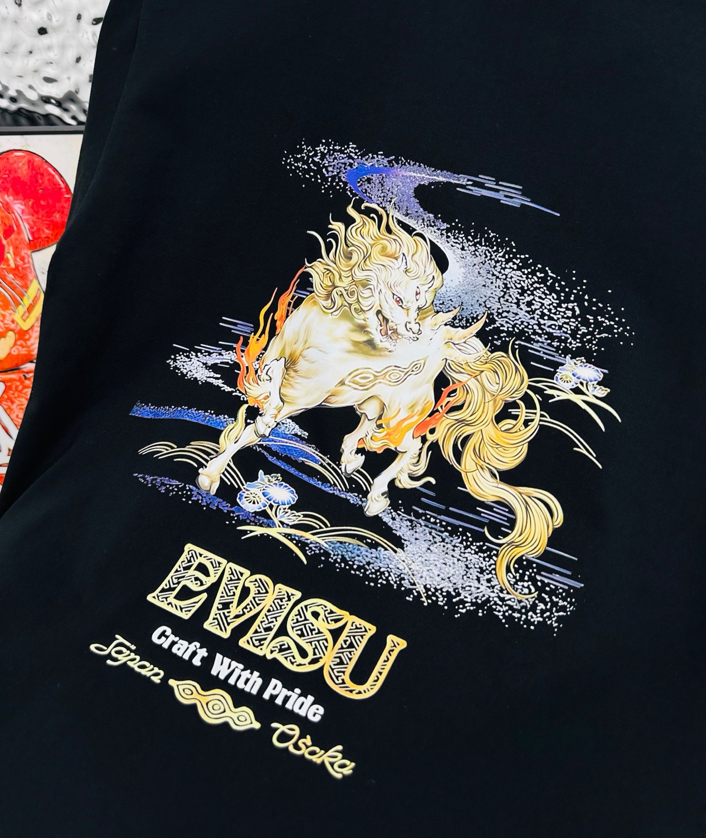 💰85
EVISU/福神2025夏季新款印花休闲宽松情侣款 短袖T恤DT1009
细节:版本一比一复刻，吊牌 领标 水洗 包装袋。水洗处有NFC芯片识别

面料：采用40织双纱320克面料，原版1:1高克重，纯棉螺纹领口，宽松版型，做工细节做到极致，区别市场普通货！

印花:德国进口数码印机 所以印花是超清晰的 穿久了也不会裂 普通的印花技术根本做不到!!

版型超正！宽松舒适！情侣款百搭首选！
颜色：黑色  浅蓝
尺码：M—2XL
尺码   M      L      XL    2XL
衣长   68     70     72     74
胸围  105   110    115    120
袖长   16     18      20     22
肩宽   52     54     56     58
M   【100斤－130斤】
 L   【135斤－160斤】 
XL  【160斤－180斤】
2XL【185斤－200斤】