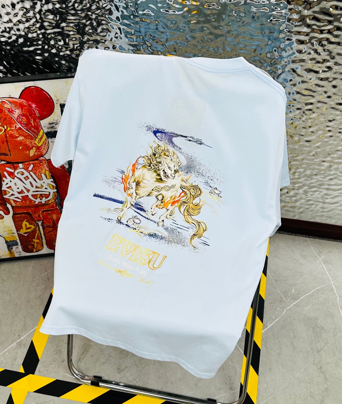 💰85
EVISU/福神2025夏季新款印花休闲宽松情侣款 短袖T恤DT1009
细节:版本一比一复刻，吊牌 领标 水洗 包装袋。水洗处有NFC芯片识别

面料：采用40织双纱320克面料，原版1:1高克重，纯棉螺纹领口，宽松版型，做工细节做到极致，区别市场普通货！

印花:德国进口数码印机 所以印花是超清晰的 穿久了也不会裂 普通的印花技术根本做不到!!

版型超正！宽松舒适！情侣款百搭首选！
颜色：黑色  浅蓝
尺码：M—2XL
尺码   M      L      XL    2XL
衣长   68     70     72     74
胸围  105   110    115    120
袖长   16     18      20     22
肩宽   52     54     56     58
M   【100斤－130斤】
 L   【135斤－160斤】 
XL  【160斤－180斤】
2XL【185斤－200斤】