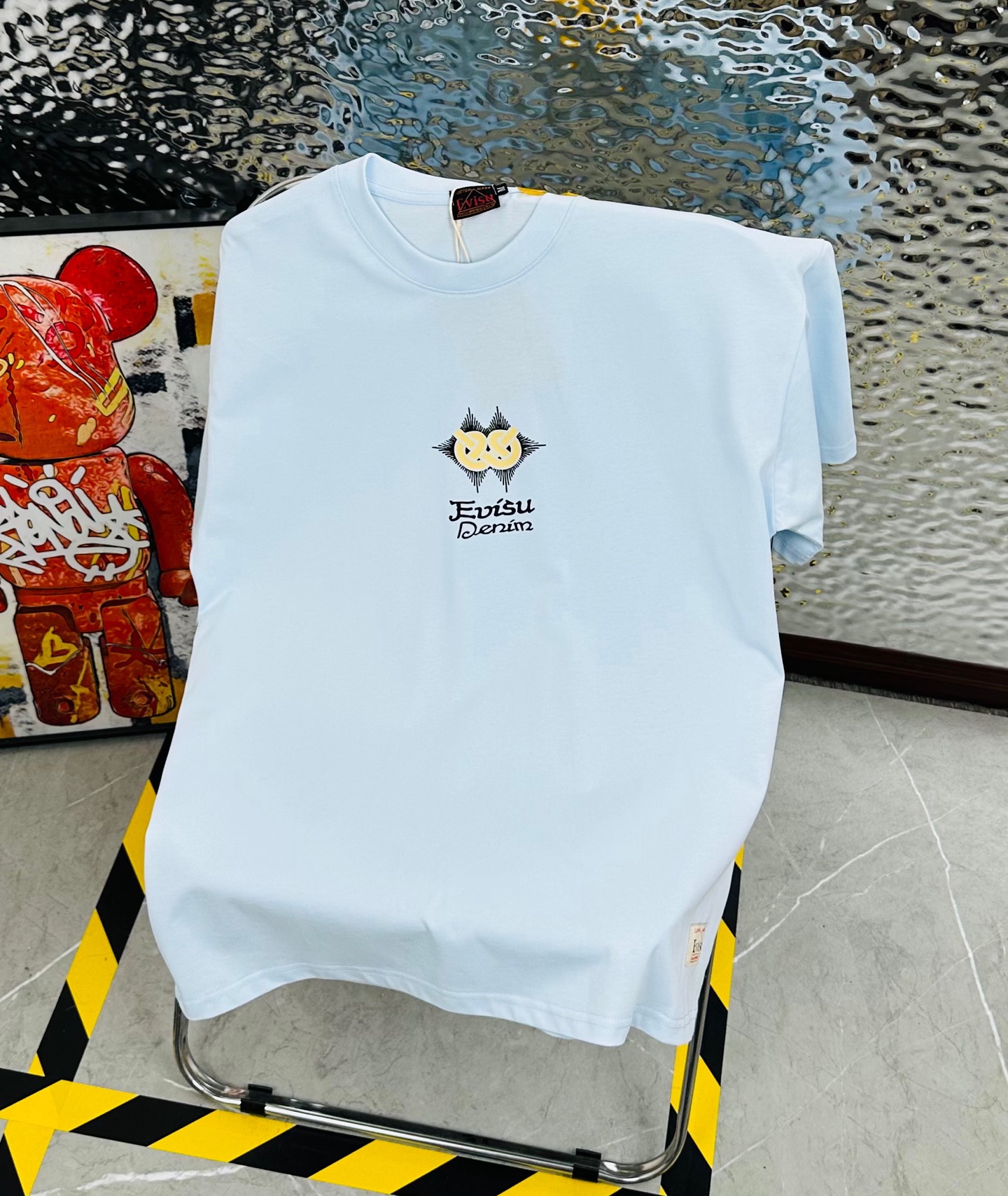 💰85
EVISU/福神2025夏季新款印花休闲宽松情侣款 短袖T恤DT1009
细节:版本一比一复刻，吊牌 领标 水洗 包装袋。水洗处有NFC芯片识别

面料：采用40织双纱320克面料，原版1:1高克重，纯棉螺纹领口，宽松版型，做工细节做到极致，区别市场普通货！

印花:德国进口数码印机 所以印花是超清晰的 穿久了也不会裂 普通的印花技术根本做不到!!

版型超正！宽松舒适！情侣款百搭首选！
颜色：黑色  浅蓝
尺码：M—2XL
尺码   M      L      XL    2XL
衣长   68     70     72     74
胸围  105   110    115    120
袖长   16     18      20     22
肩宽   52     54     56     58
M   【100斤－130斤】
 L   【135斤－160斤】 
XL  【160斤－180斤】
2XL【185斤－200斤】