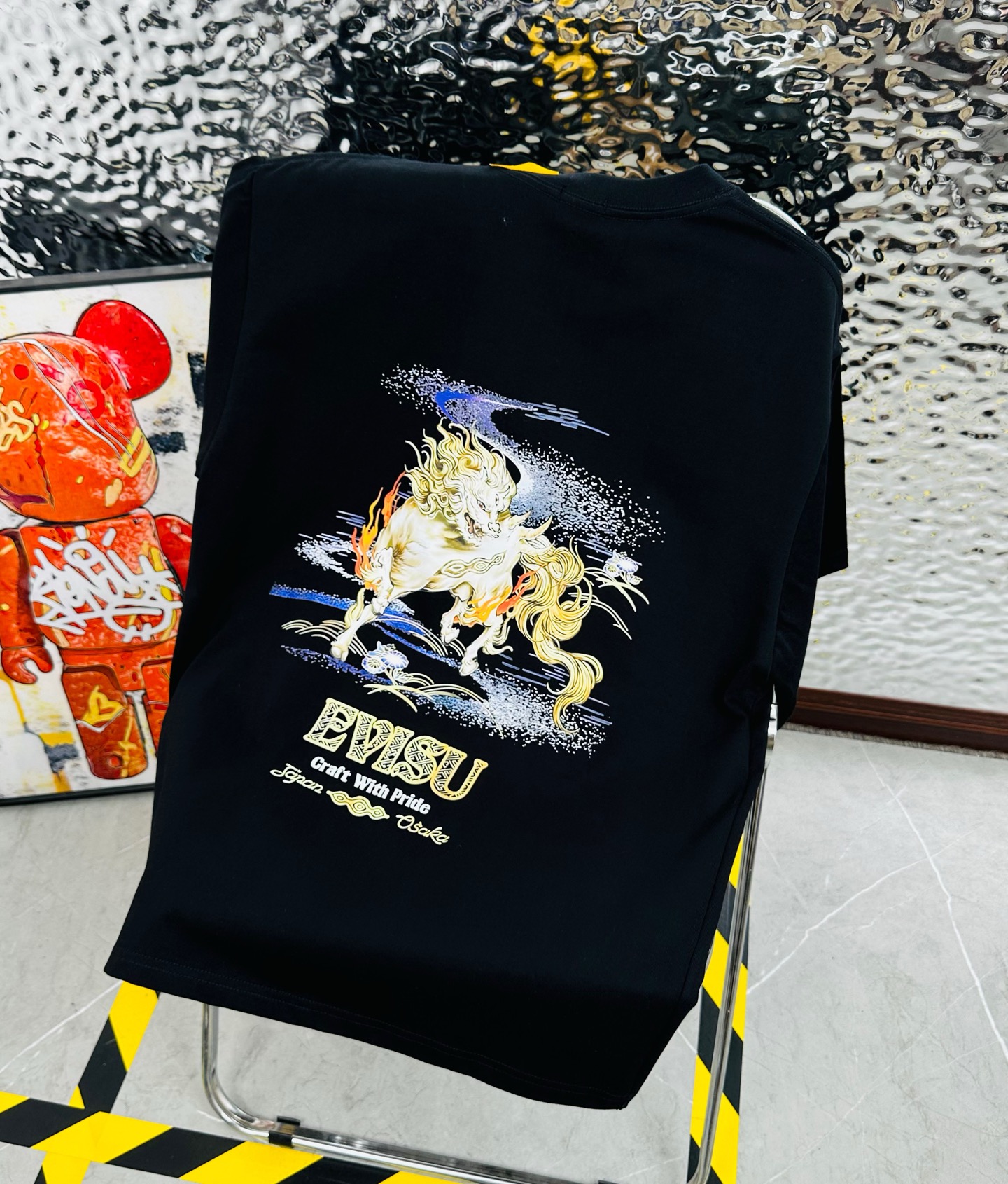 💰85
EVISU/福神2025夏季新款印花休闲宽松情侣款 短袖T恤DT1009
细节:版本一比一复刻，吊牌 领标 水洗 包装袋。水洗处有NFC芯片识别

面料：采用40织双纱320克面料，原版1:1高克重，纯棉螺纹领口，宽松版型，做工细节做到极致，区别市场普通货！

印花:德国进口数码印机 所以印花是超清晰的 穿久了也不会裂 普通的印花技术根本做不到!!

版型超正！宽松舒适！情侣款百搭首选！
颜色：黑色  浅蓝
尺码：M—2XL
尺码   M      L      XL    2XL
衣长   68     70     72     74
胸围  105   110    115    120
袖长   16     18      20     22
肩宽   52     54     56     58
M   【100斤－130斤】
 L   【135斤－160斤】 
XL  【160斤－180斤】
2XL【185斤－200斤】